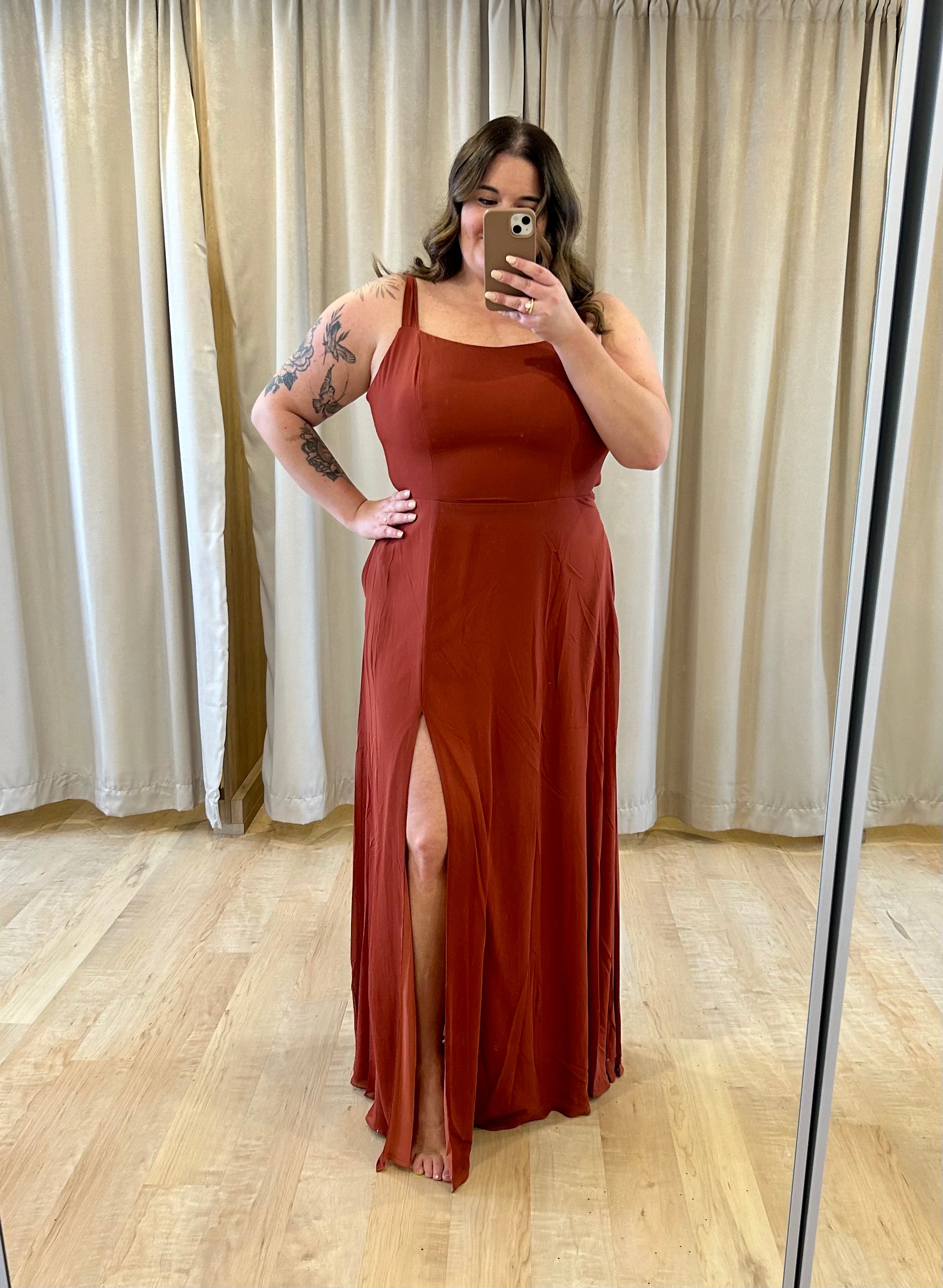 Meredith - Robe longue simple, col carré, jupe avec fente et boucle au dos Meredith - Robe longue simple, col carré, jupe avec fente et boucle au dos