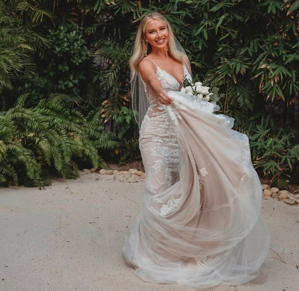 Natalia - robe de mariée sexy et audacieuse de coupe ajustée en dentelle luxueuse et dos ouvert en V Natalia - robe de mariée sexy et audacieuse de coupe ajustée en dentelle luxueuse et dos ouvert en V