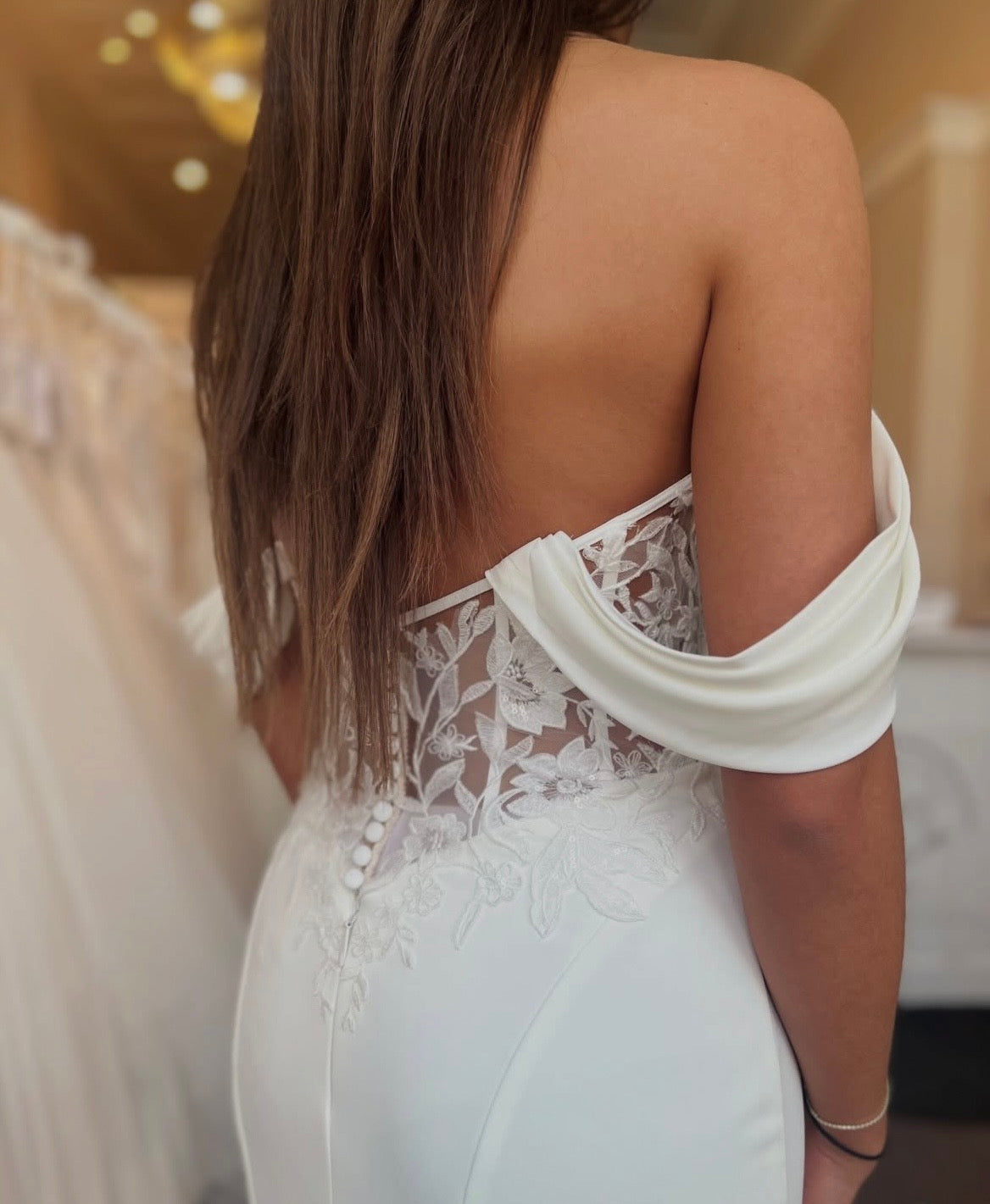 *EXCLUSIVITÉ* Asher - robe de mariée ajustée en crêpe avec détails de dentelle non perlé et manches off souliers *EXCLUSIVITÉ* Asher - robe de mariée ajustée en crêpe avec détails de dentelle non perlé et manches off souliers