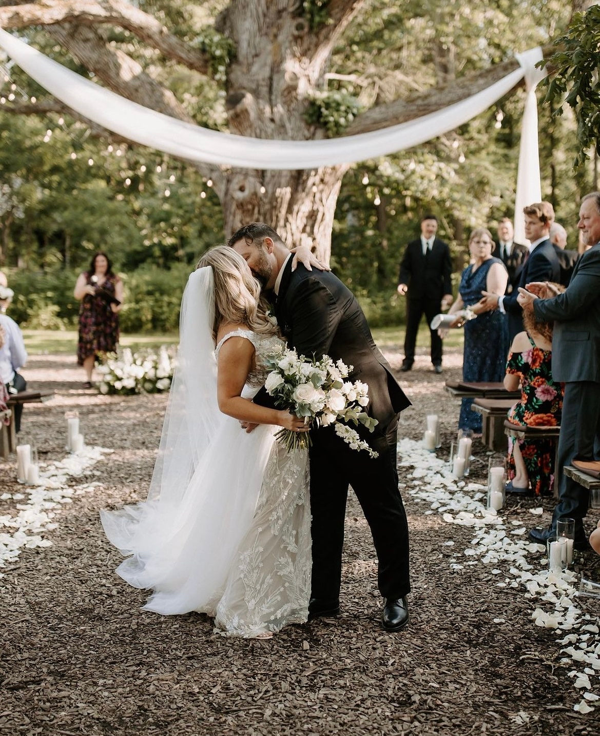 Xena - robe à coupe ajustée à dentelle perlée luxueuse et dos dénudé, avec boucles amovibles Xena - robe à coupe ajustée à dentelle perlée luxueuse et dos dénudé, avec boucles amovibles
