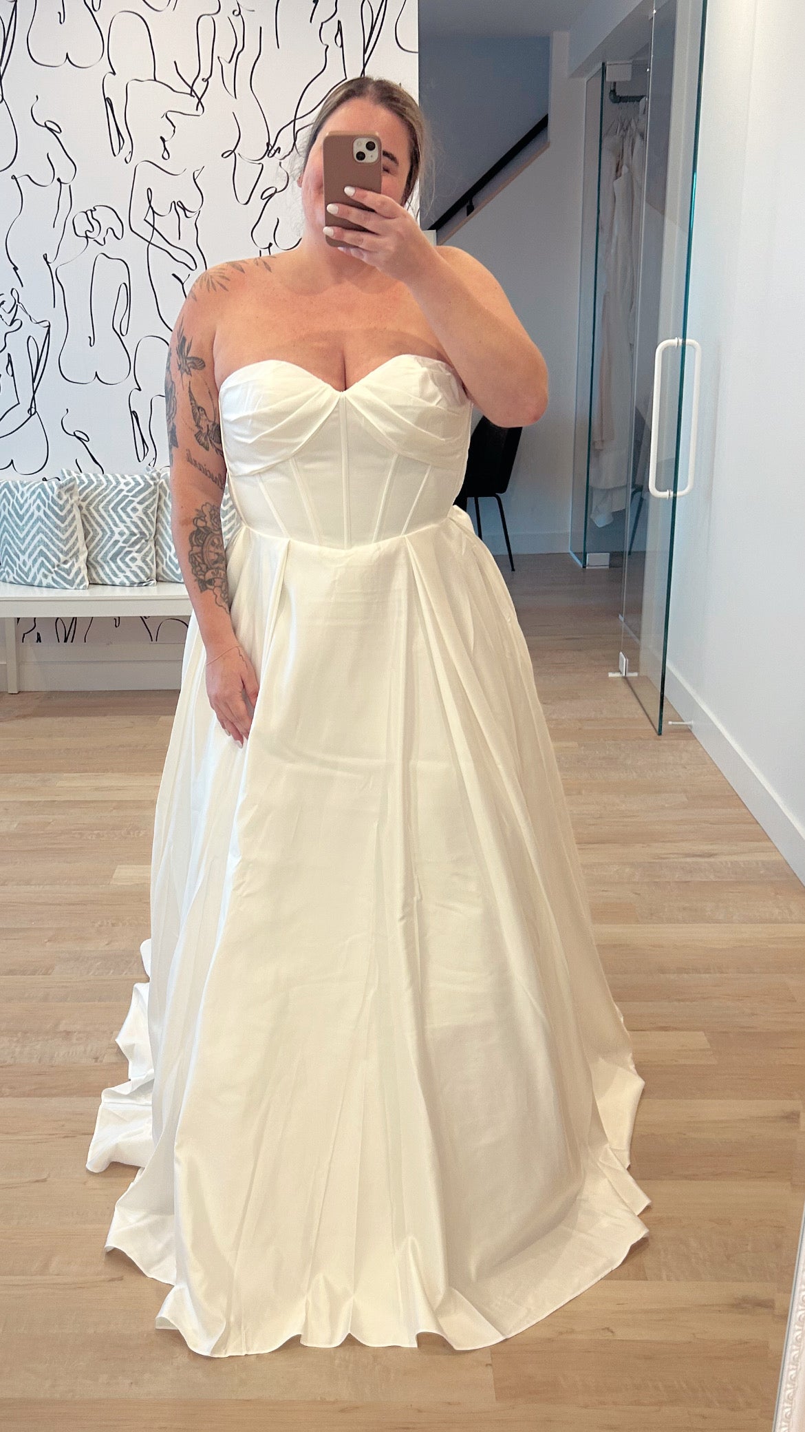 Randie - Robe de mariée de coupe princesse en satin sans bretelles et dos lacé moderne Randie - Robe de mariée de coupe princesse en satin sans bretelles et dos lacé moderne