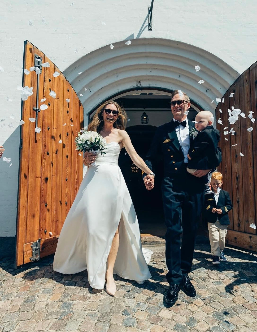 Iris - robe de mariée classique à bustier en coeur et fente à la jambe avec dos papillon Iris - robe de mariée classique à bustier en coeur et fente à la jambe avec dos papillon