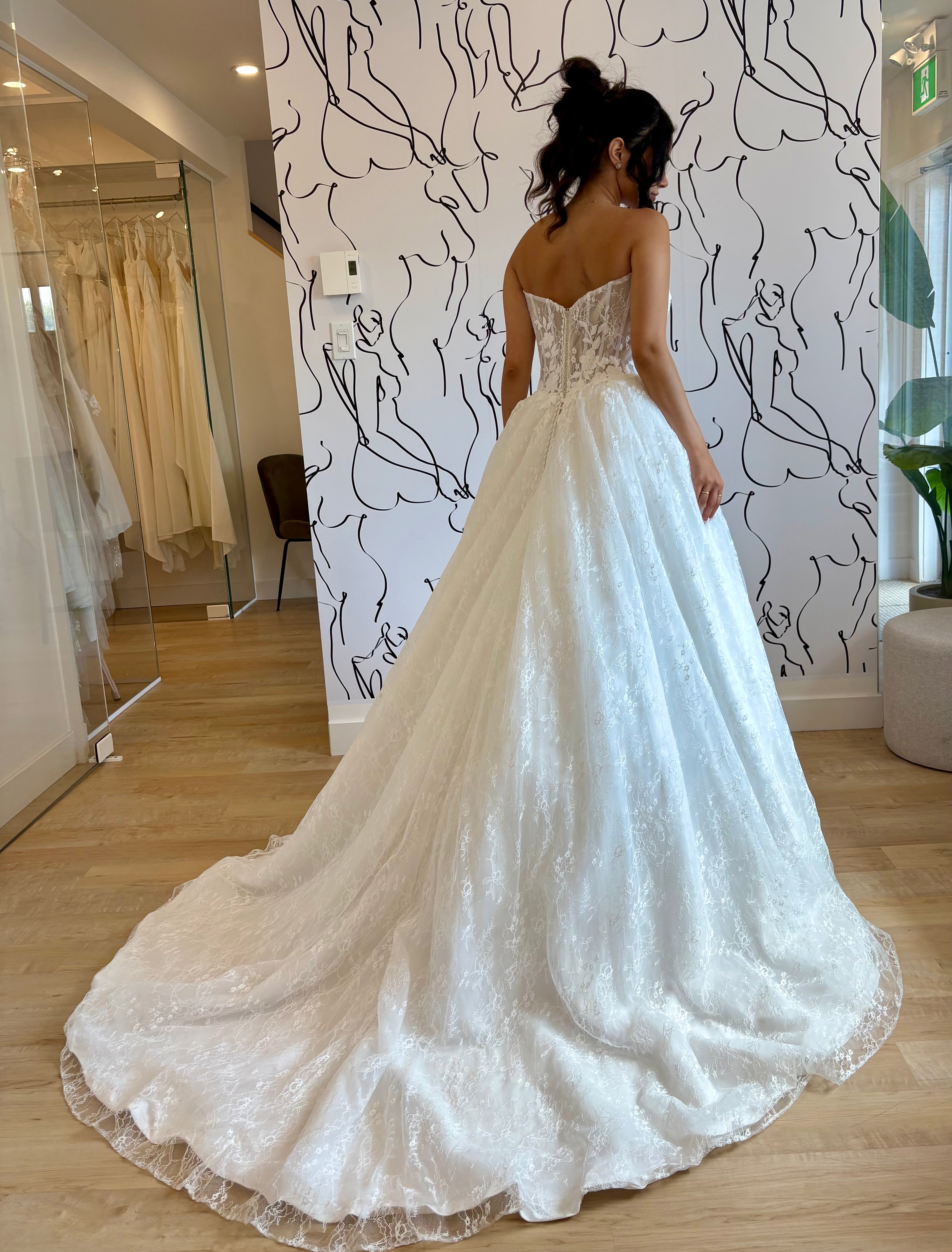 *EXCLUSIVITÉ* Fia - robe de mariée toute en dentelle à jupe volumineuse et corset basque *EXCLUSIVITÉ* Fia - robe de mariée toute en dentelle à jupe volumineuse et corset basque