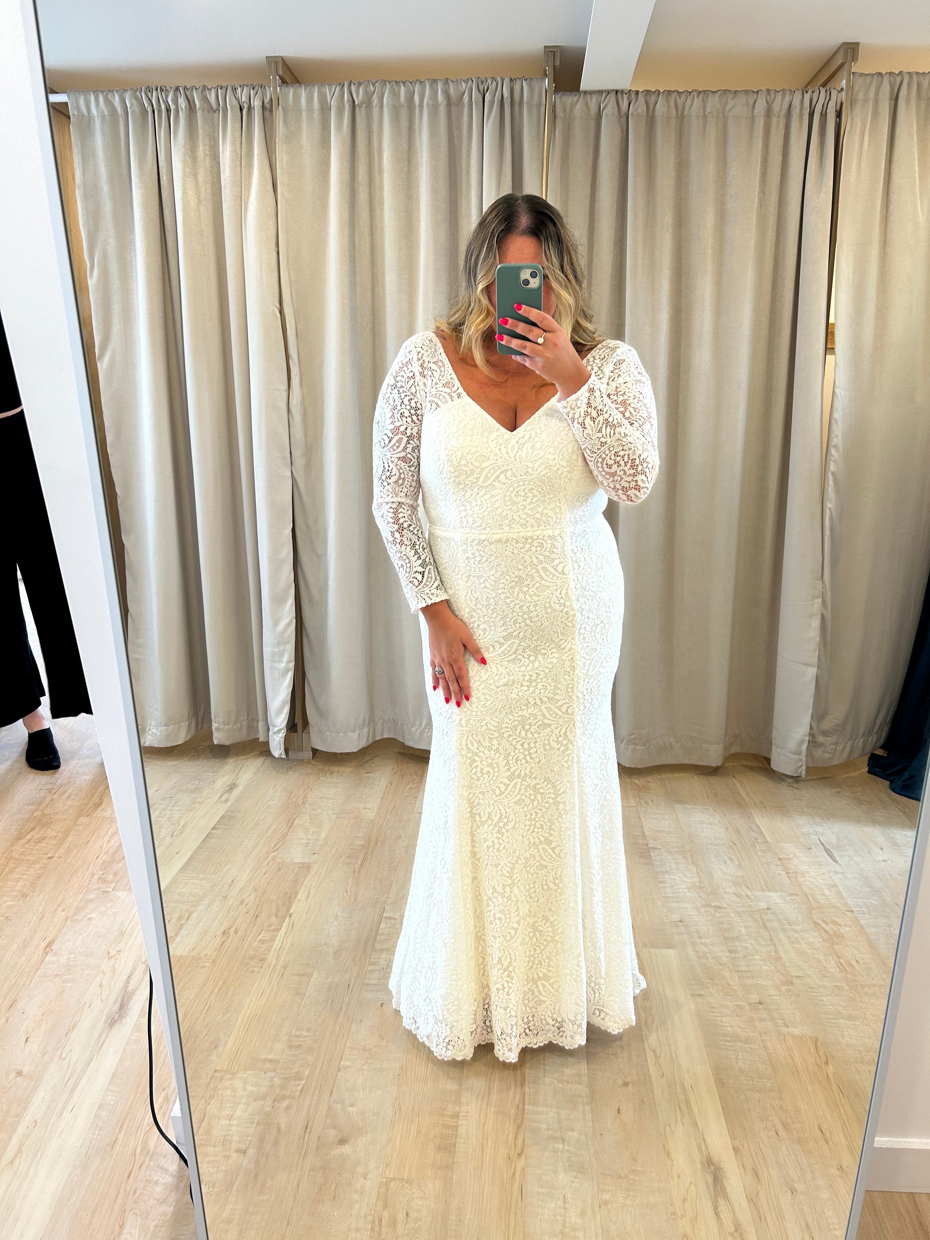 Wilma - robe de mariée en dentelle extensible de coupe ajustée avec dos ouvert en V Wilma - robe de mariée en dentelle extensible de coupe ajustée avec dos ouvert en V