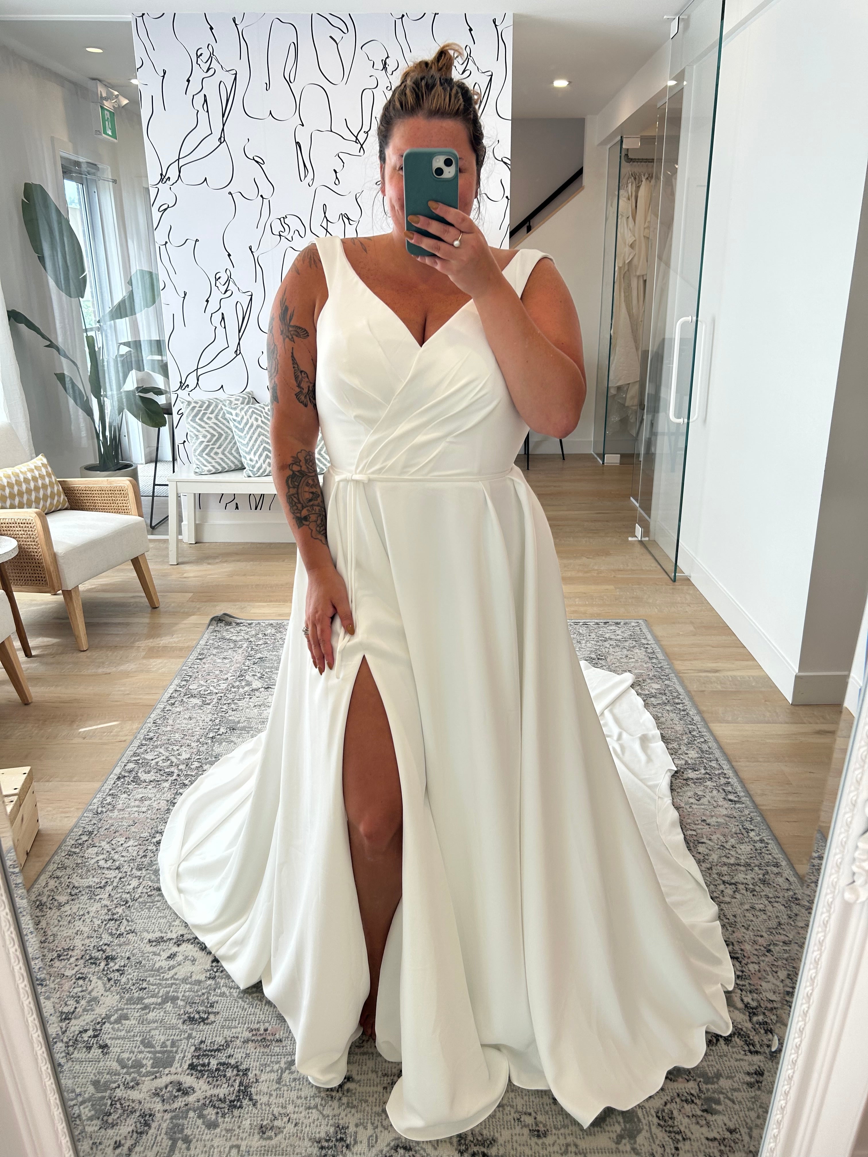 Wisteria - robe de mariée moderne en crêpe et chiffon Wisteria - robe de mariée moderne en crêpe et chiffon