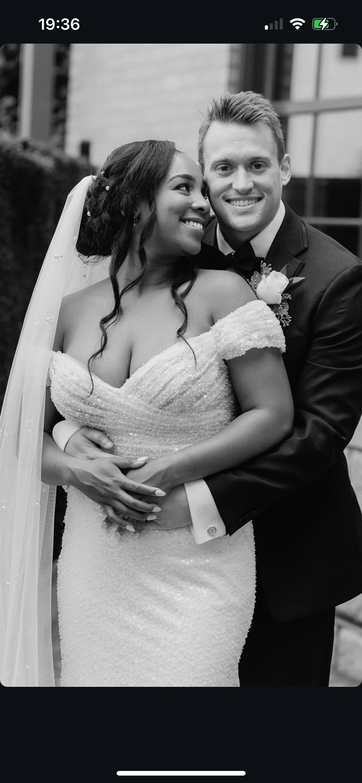 Cardea - robe de mariée ajustée glam en brillant à épaules dénudées Cardea - robe de mariée ajustée glam en brillant à épaules dénudées