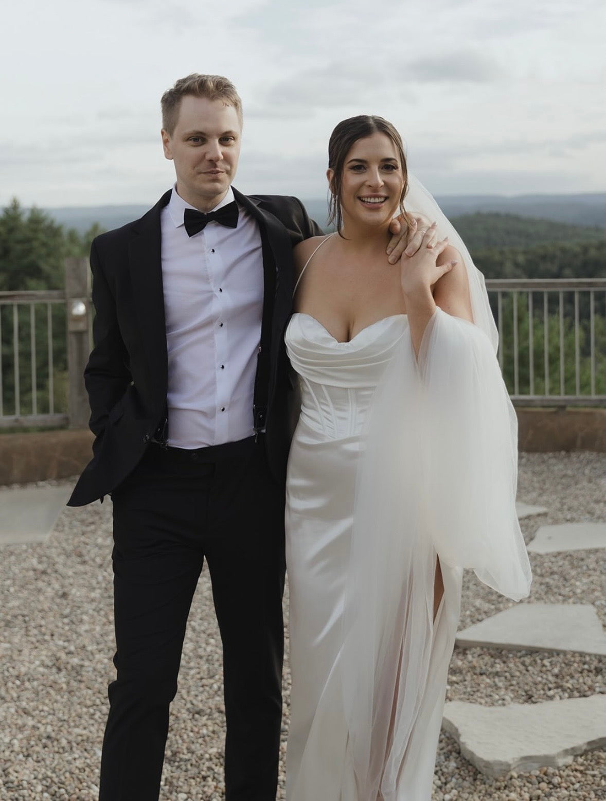 Kelcey - Robe de mariée longue de coupe ajustée sexy en satin à fines bretelles et dos lacé Kelcey - Robe de mariée longue de coupe ajustée sexy en satin à fines bretelles et dos lacé