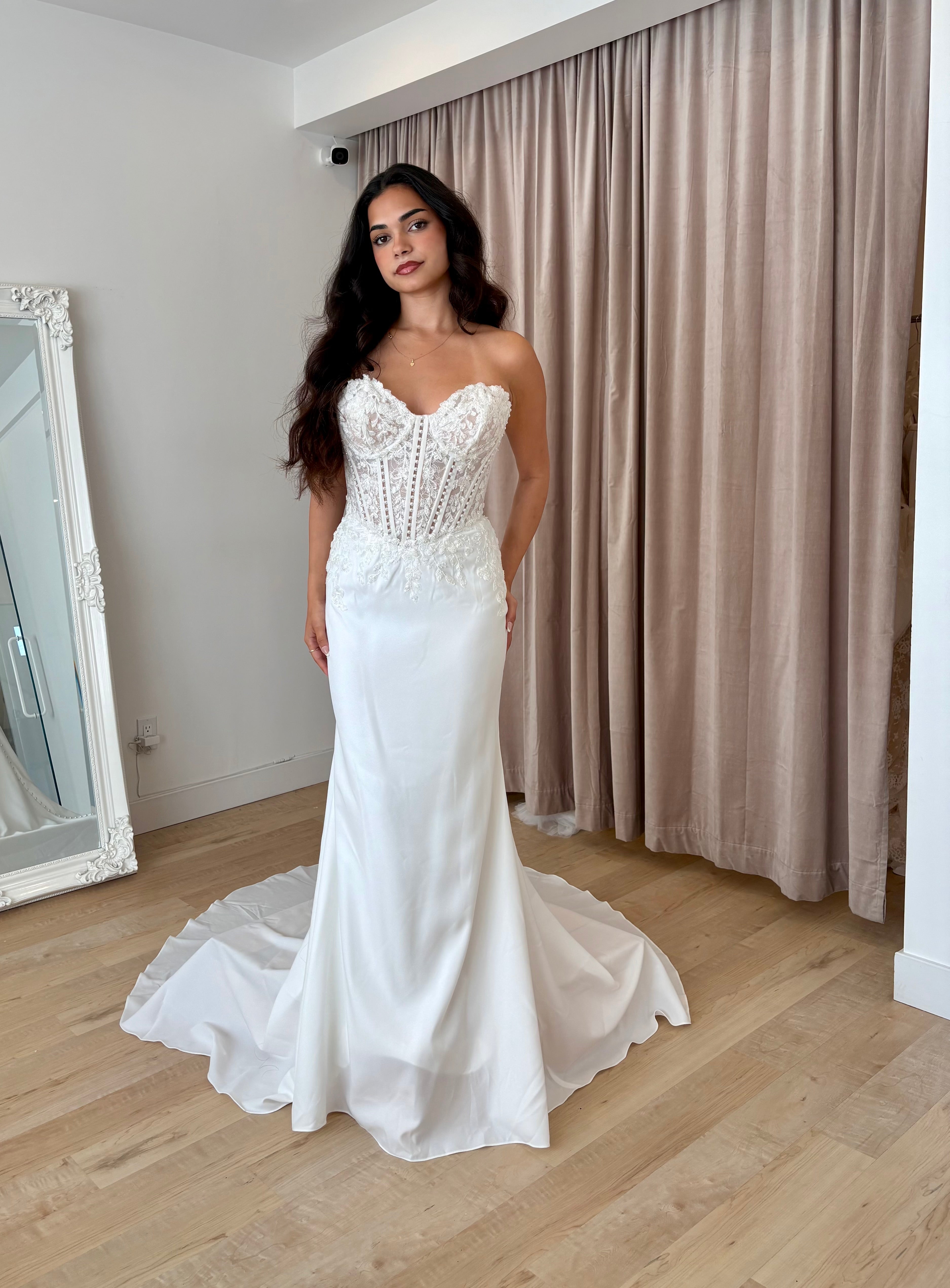 Laidey - robe de mariée moderne transformable avec haut corset sans bretelle en dentelle et perles avec jupe et manches amovibles Laidey - robe de mariée moderne transformable avec haut corset sans bretelle en dentelle et perles avec jupe et manches amovibles