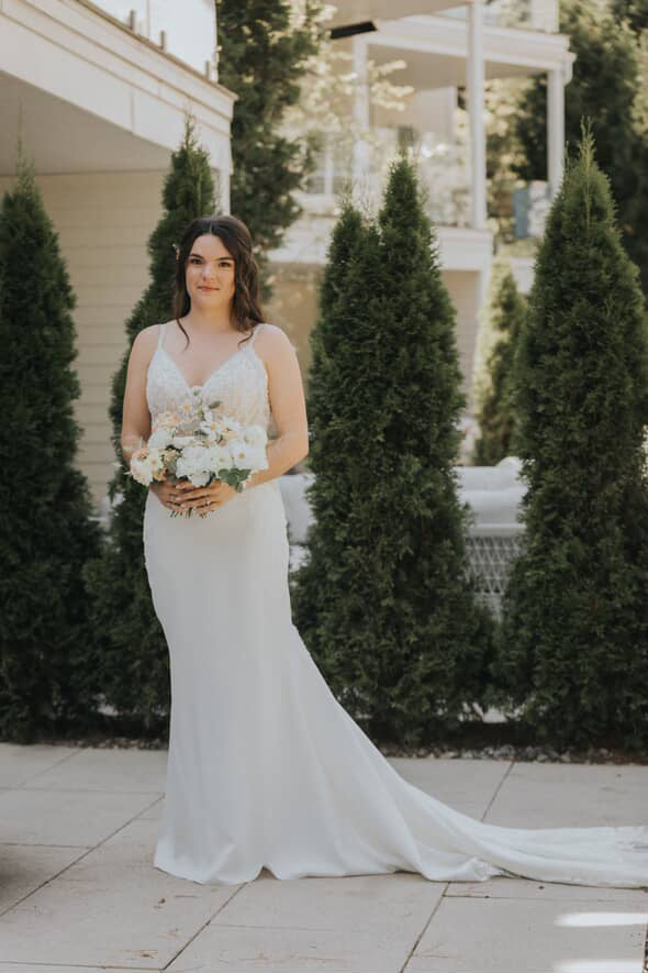 Ivy - robe de mariée haut de gamme de coupe ajustée sans manches avec bas en crêpe Ivy - robe de mariée haut de gamme de coupe ajustée sans manches avec bas en crêpe