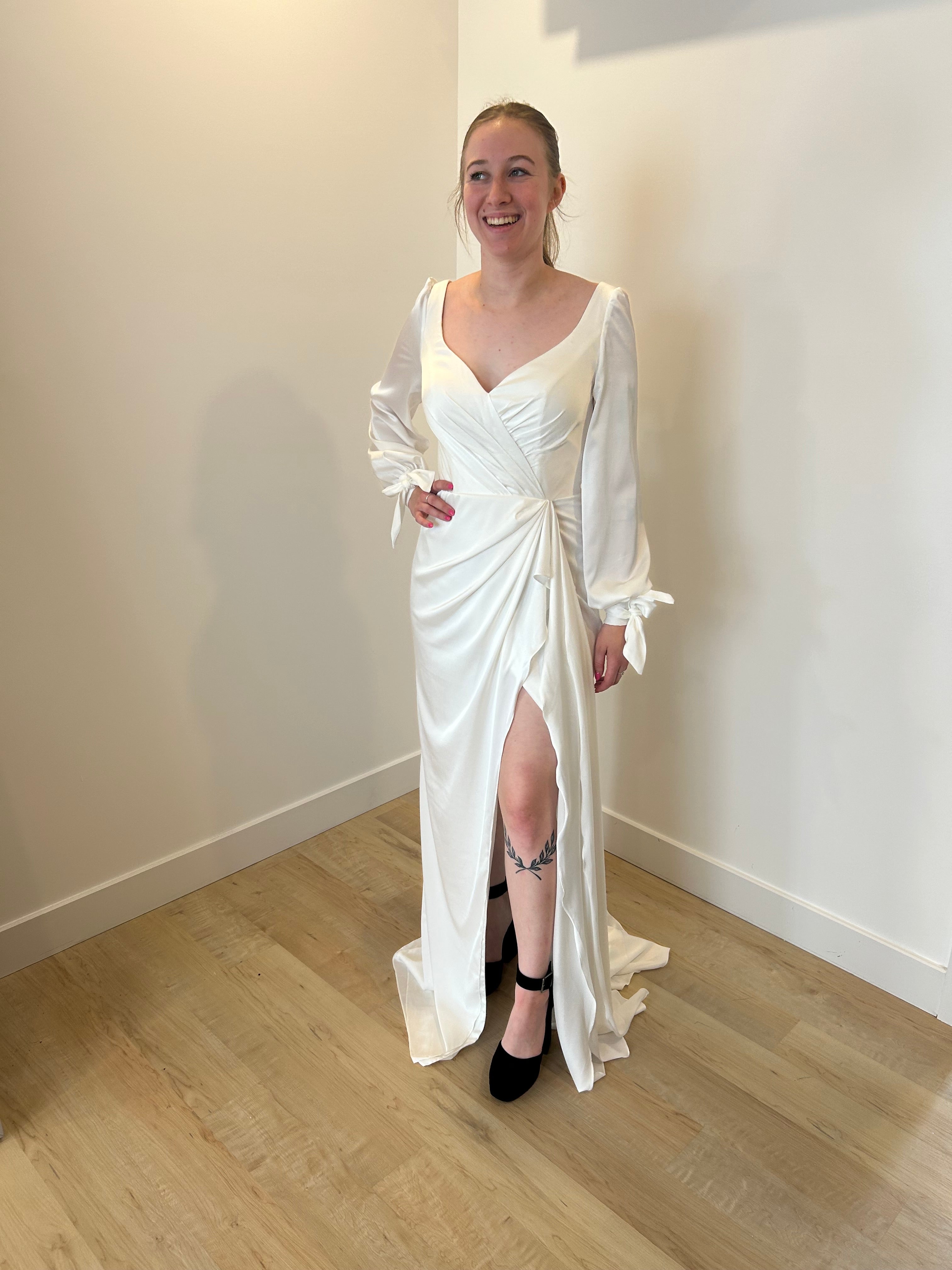 Dorit - robe longue en tissus satiné avec décolleté en V effet cache-coeur avec plis, à manches longues effet ballon Dorit - robe longue en tissus satiné avec décolleté en V effet cache-coeur avec plis, à manches longues effet ballon