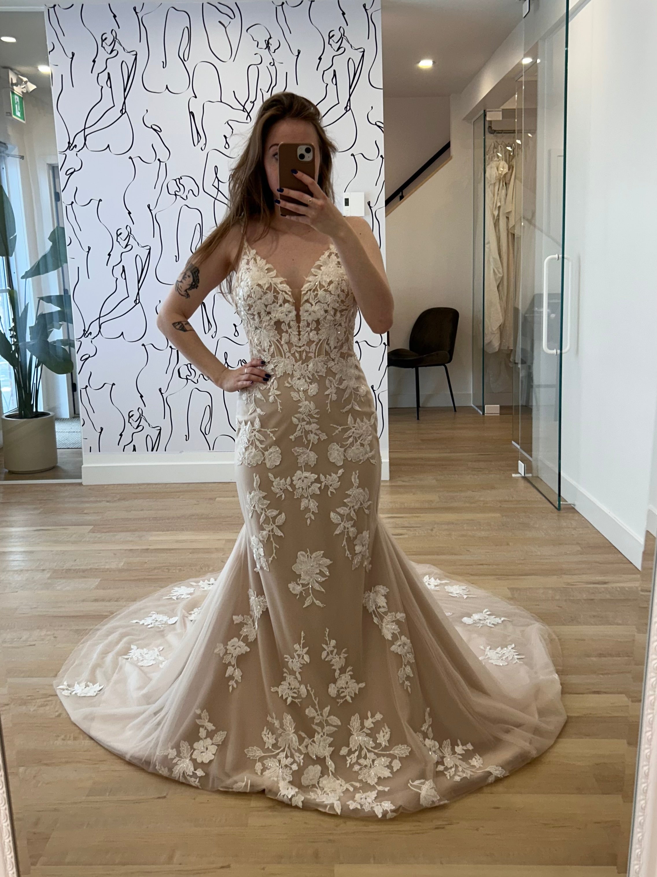 Clyde - robe de mariée ajustée en dentelle extensible à dos dégagé Clyde - robe de mariée ajustée en dentelle extensible à dos dégagé