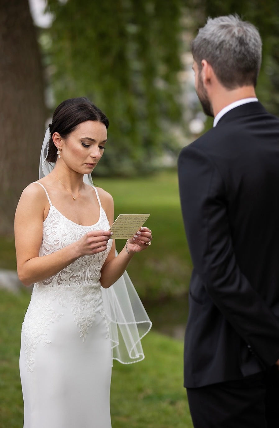 Dario - robe de mariée coupe ajustée en crêpe à bretelles fines et dos totalement ouvert Dario - robe de mariée coupe ajustée en crêpe à bretelles fines et dos totalement ouvert