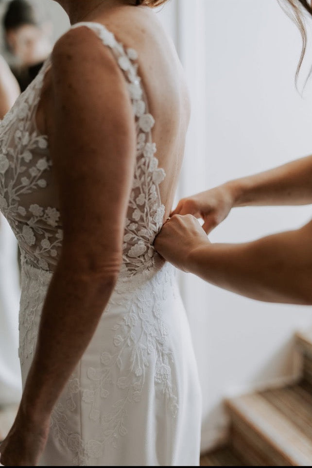 *EXCLUSIVITÉ* Adelina - robe de mariée minimaliste en crêpe extensible de coupe ajustée à haut brodé de dentelle *EXCLUSIVITÉ* Adelina - robe de mariée minimaliste en crêpe extensible de coupe ajustée à haut brodé de dentelle
