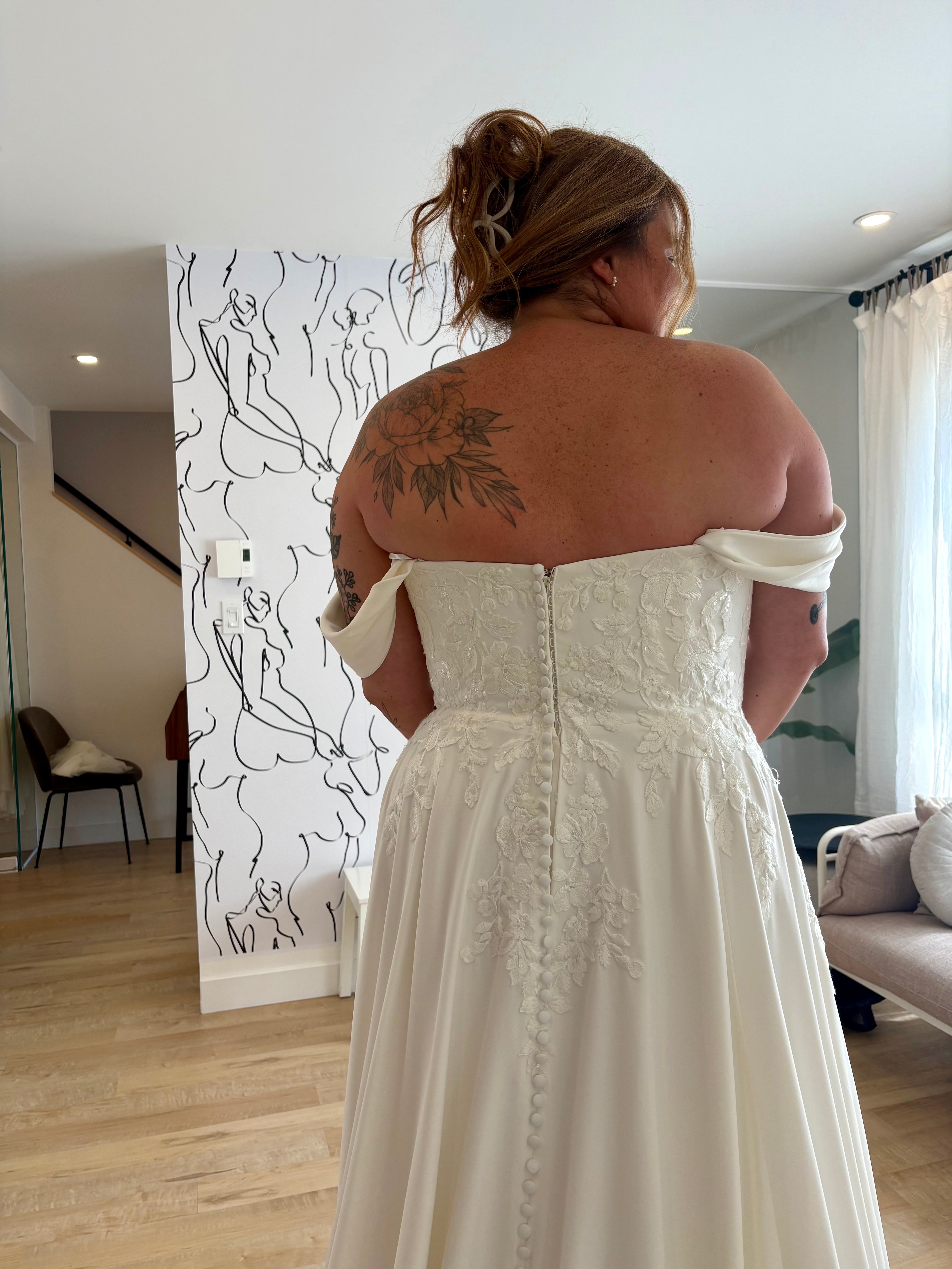 Milie - robe de mariée moderne et classique à bustier de style corset avec bretelles tombantes amovibles et accents de dentelle Milie - robe de mariée moderne et classique à bustier de style corset avec bretelles tombantes amovibles et accents de dentelle