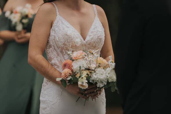 Ivy - robe de mariée haut de gamme de coupe ajustée sans manches avec bas en crêpe Ivy - robe de mariée haut de gamme de coupe ajustée sans manches avec bas en crêpe