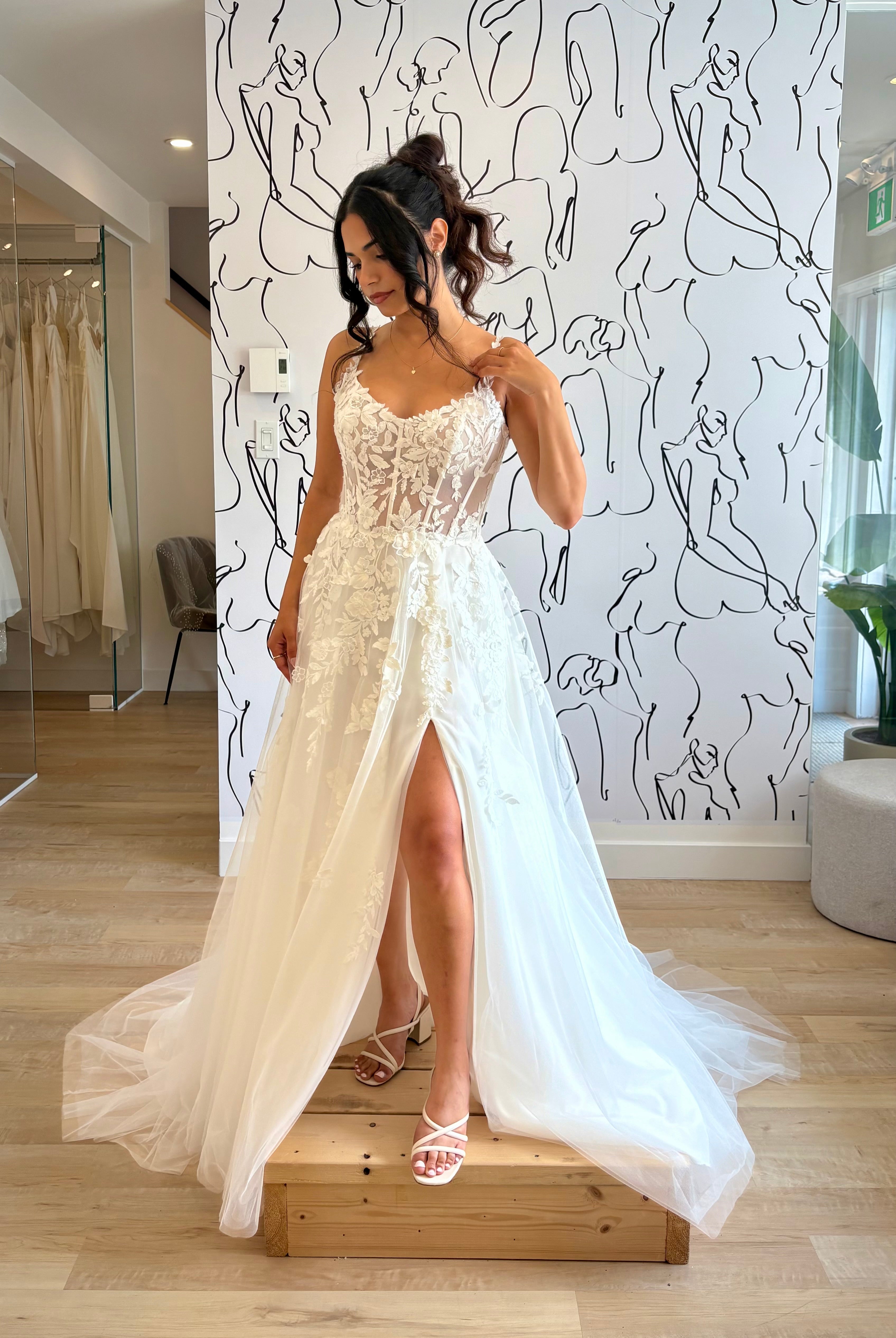 Bianka - robe de mariée romantique de coupe A en tulle et dentelle avec bretelles fines et encolure arrondie Bianka - robe de mariée romantique de coupe A en tulle et dentelle avec bretelles fines et encolure arrondie