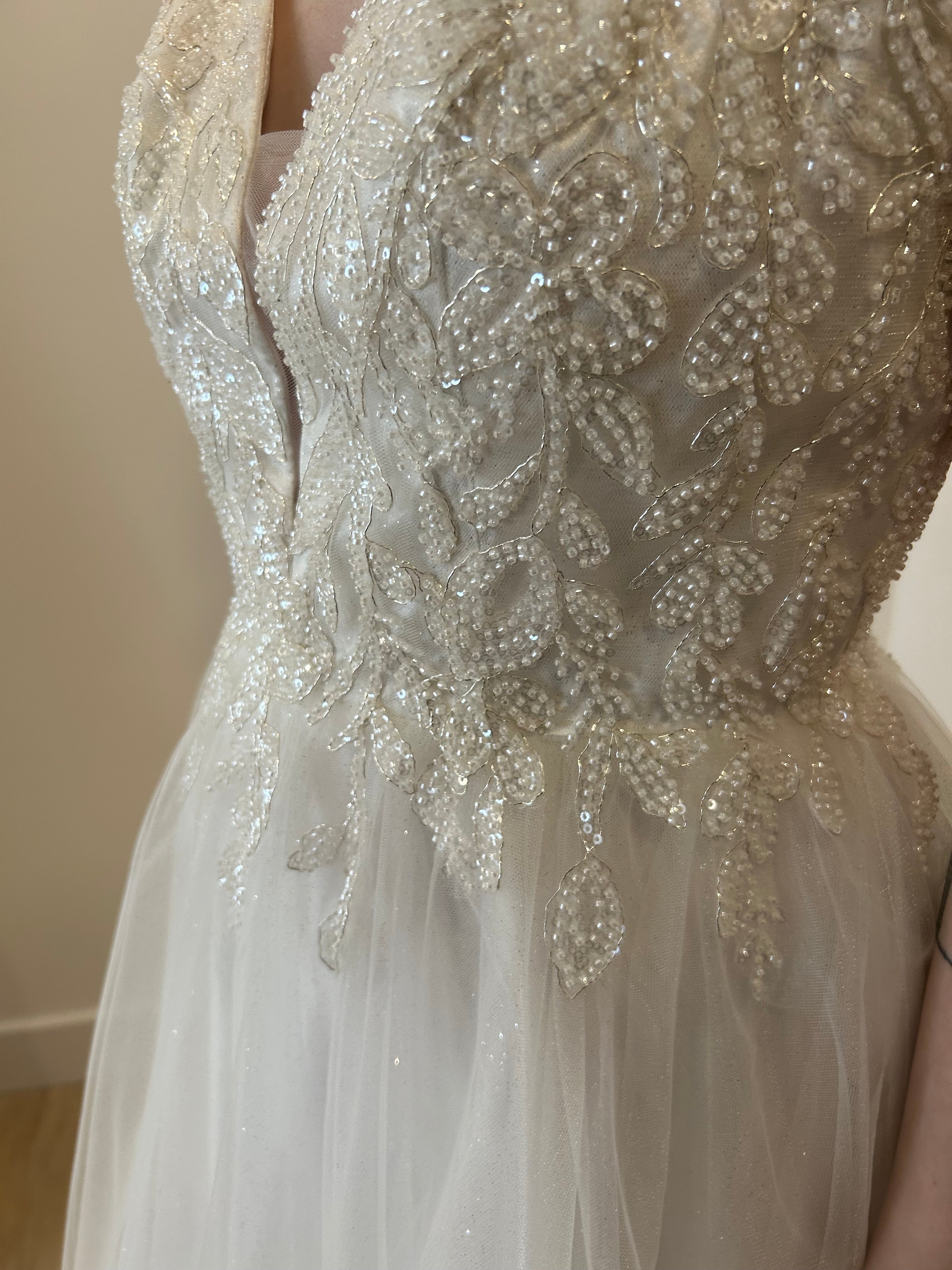 Wiley - robe de mariée classique avec jupe en tulle et haut brodé dentelle avec brillants avec bretelles fines Wiley - robe de mariée classique avec jupe en tulle et haut brodé dentelle avec brillants avec bretelles fines