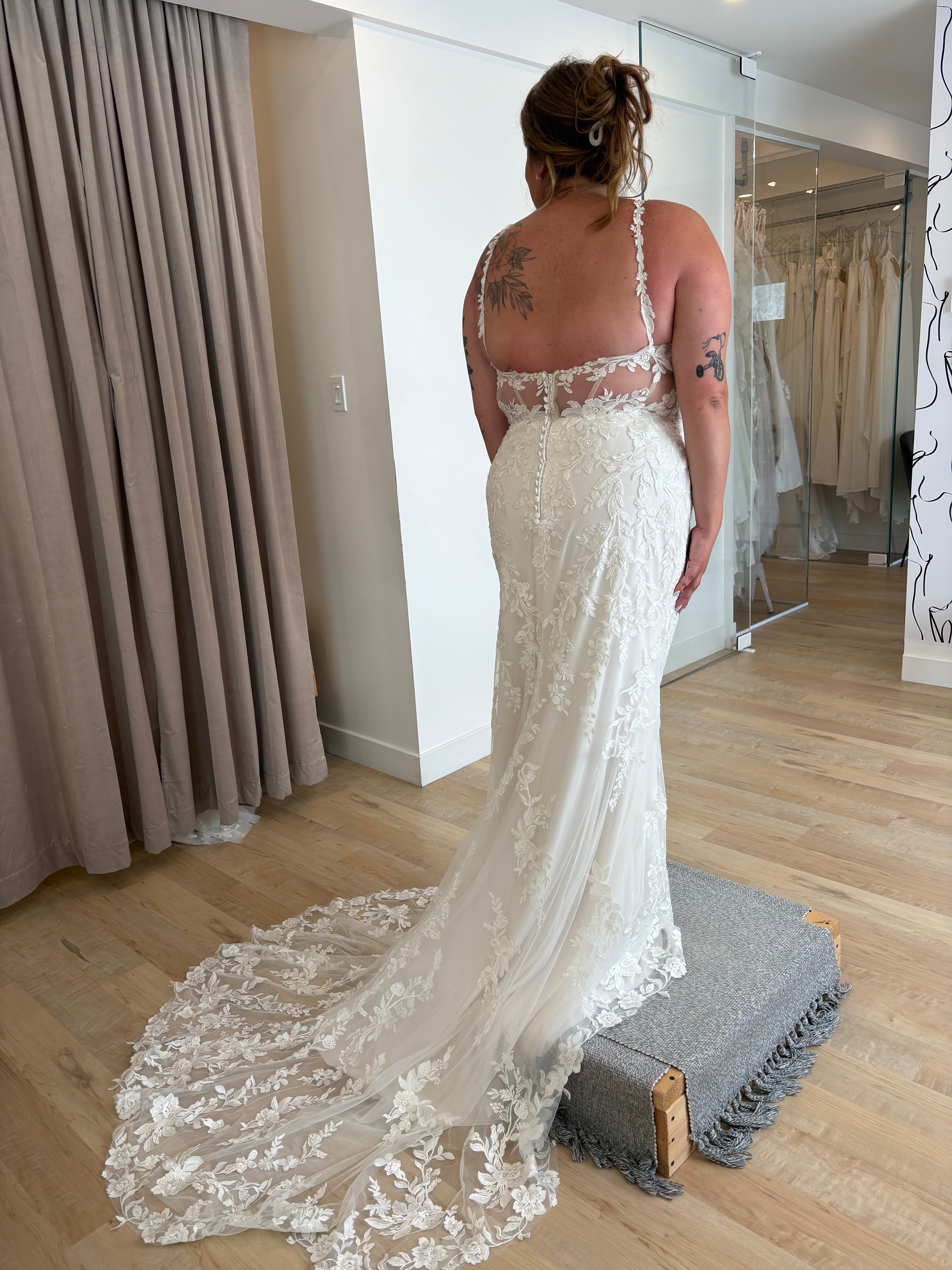 Haylay *taille plus* - robe de mariée de coupe ajustée en dentelle avec bretelles et dos style corset Haylay *taille plus* - robe de mariée de coupe ajustée en dentelle avec bretelles et dos style corset