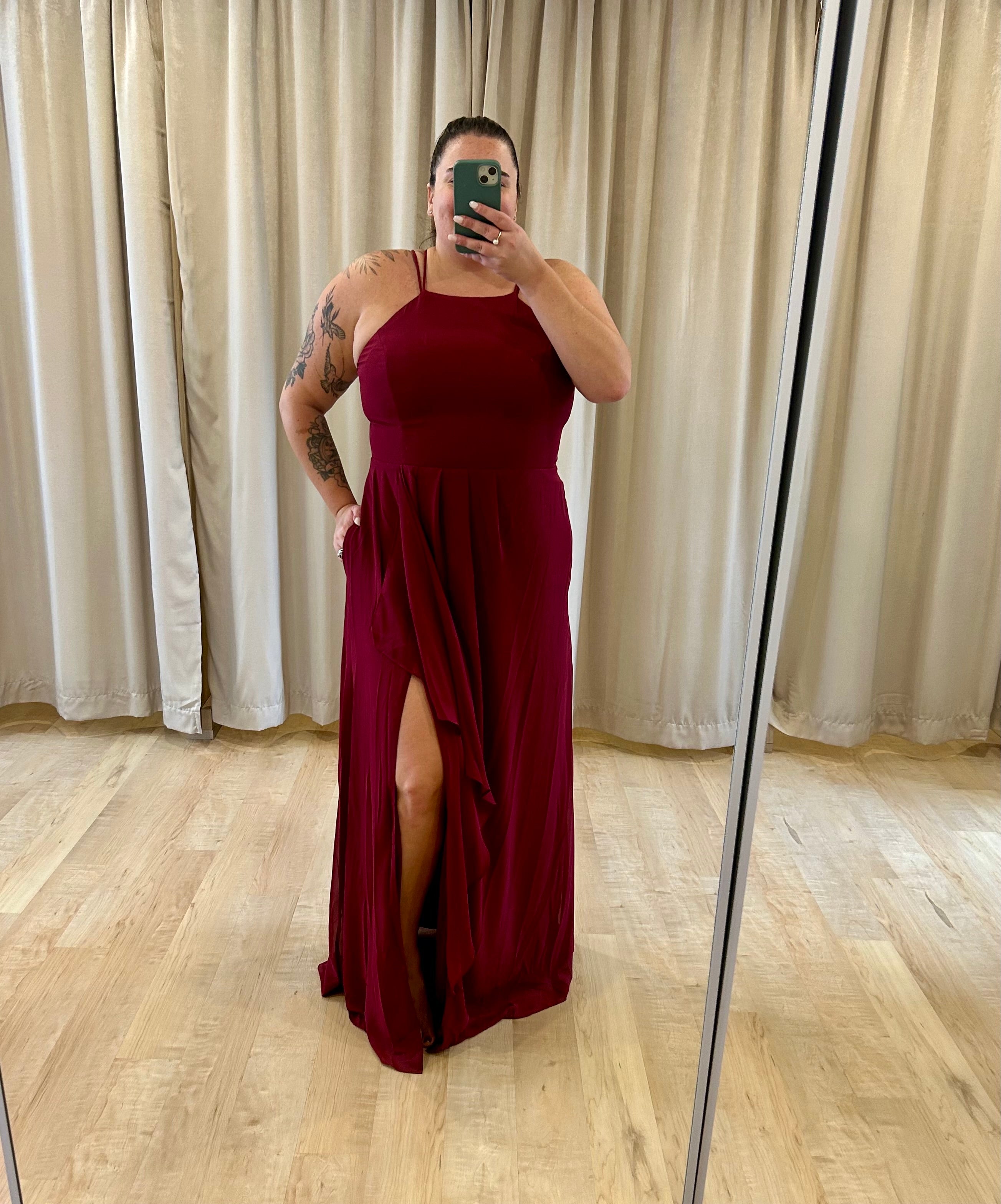 Sissy - Robe longue simple, col haut et jupe avec fente en cascade Sissy - Robe longue simple, col haut et jupe avec fente en cascade