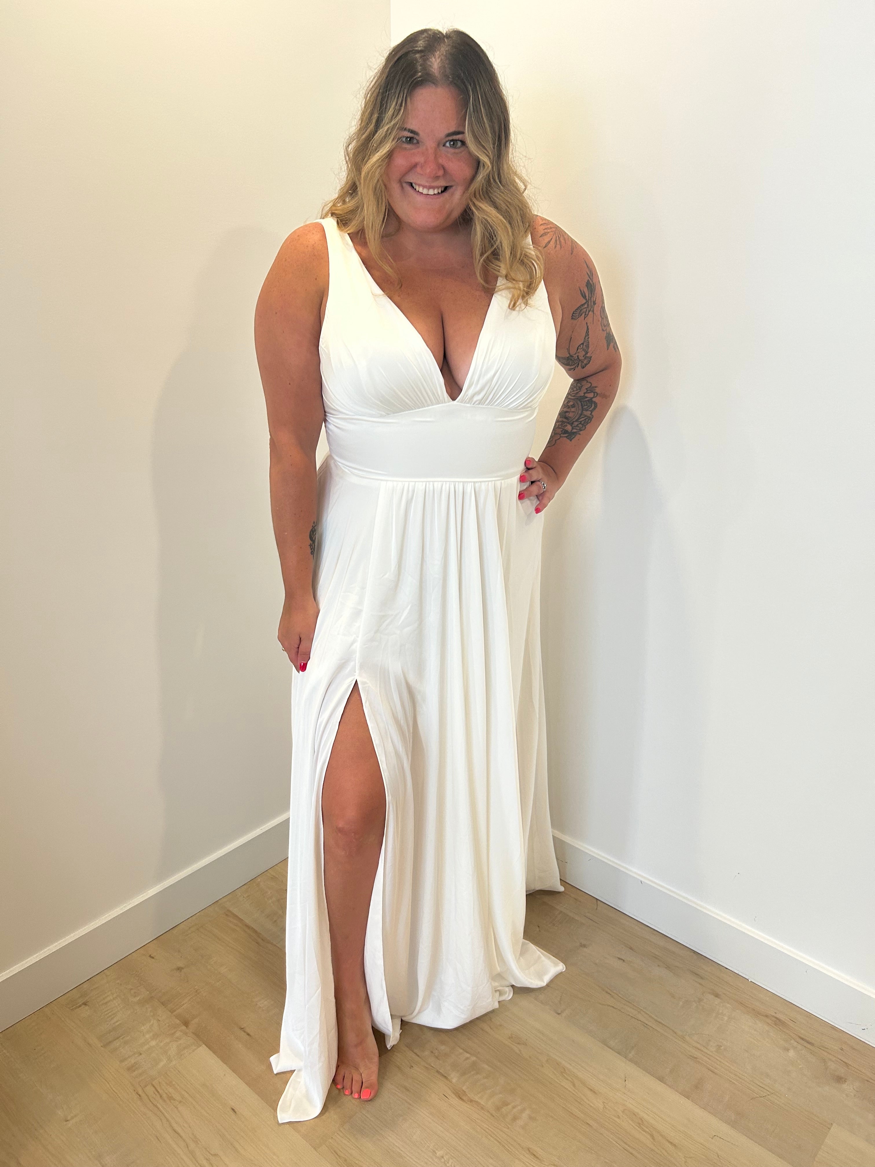 Liza - robe longue en tissus satiné avec décolleté en V et jambe fendue Liza - robe longue en tissus satiné avec décolleté en V et jambe fendue