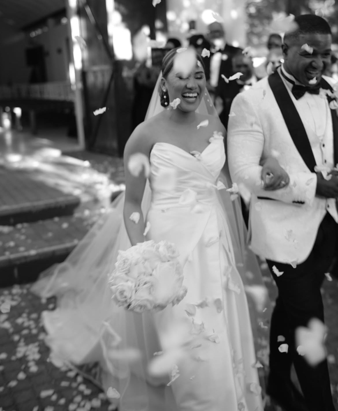 Watson - robe de mariée moderne et classique à bustier en coeur et fente dramatique à la jambe Watson - robe de mariée moderne et classique à bustier en coeur et fente dramatique à la jambe