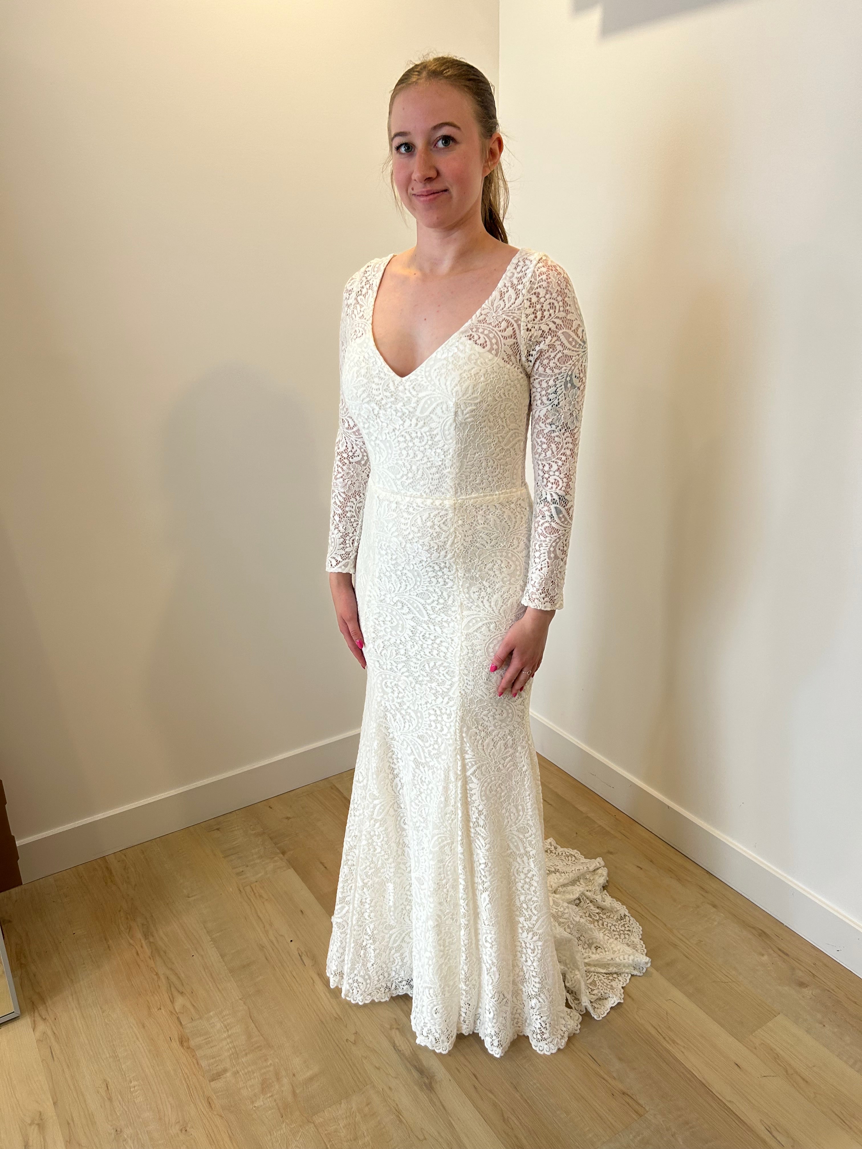 Wilma - robe de mariée en dentelle extensible de coupe ajustée avec dos ouvert en V Wilma - robe de mariée en dentelle extensible de coupe ajustée avec dos ouvert en V