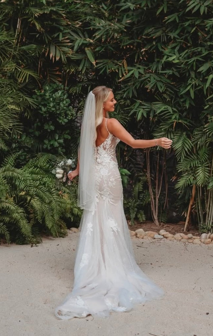 Natalia - robe de mariée sexy et audacieuse de coupe ajustée en dentelle luxueuse et dos ouvert en V Natalia - robe de mariée sexy et audacieuse de coupe ajustée en dentelle luxueuse et dos ouvert en V