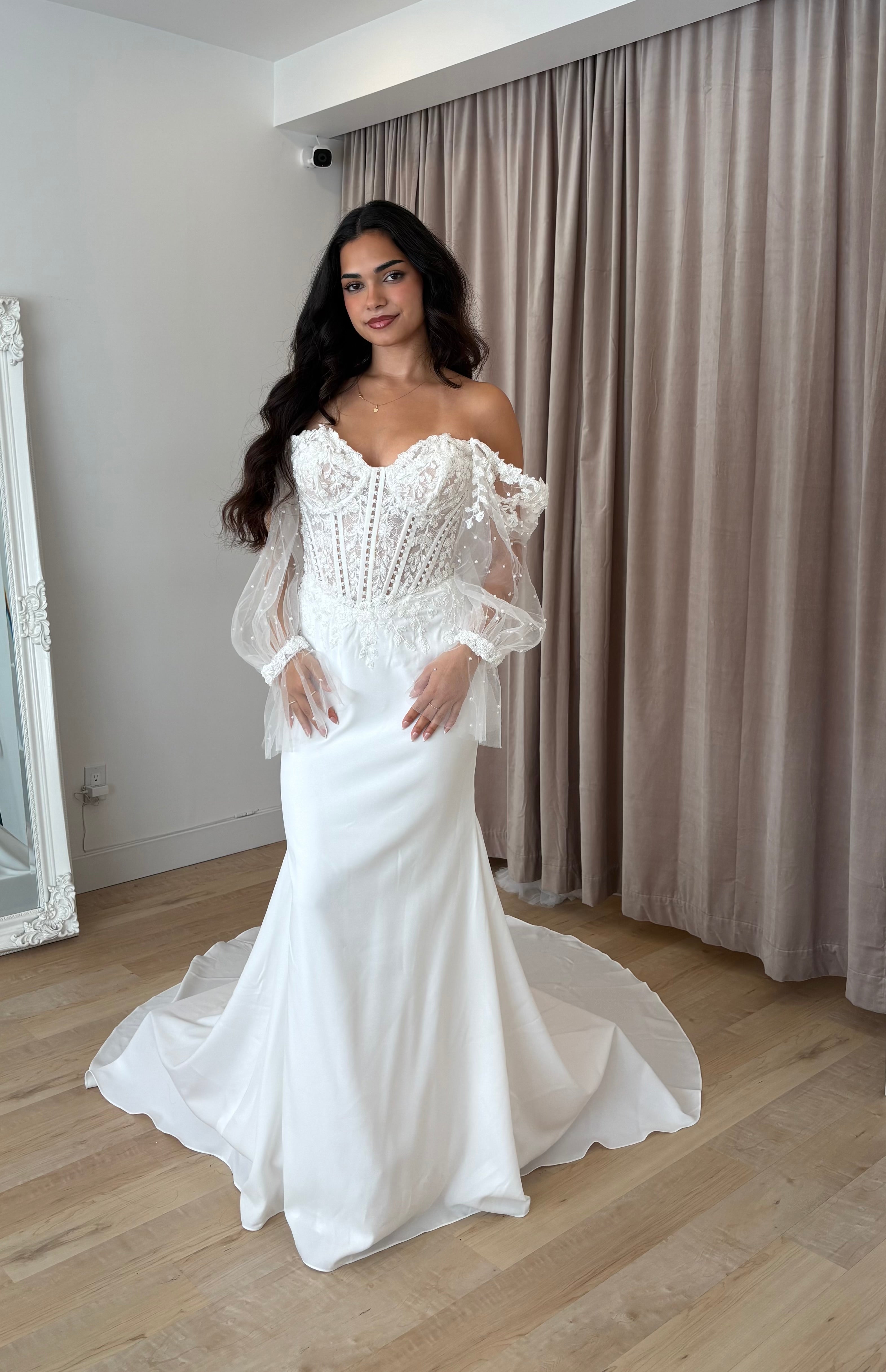 Laidey - robe de mariée moderne transformable avec haut corset sans bretelle en dentelle et perles avec jupe et manches amovibles Laidey - robe de mariée moderne transformable avec haut corset sans bretelle en dentelle et perles avec jupe et manches amovibles