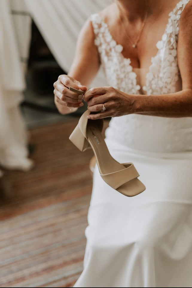 *EXCLUSIVITÉ* Adelina - robe de mariée minimaliste en crêpe extensible de coupe ajustée à haut brodé de dentelle *EXCLUSIVITÉ* Adelina - robe de mariée minimaliste en crêpe extensible de coupe ajustée à haut brodé de dentelle