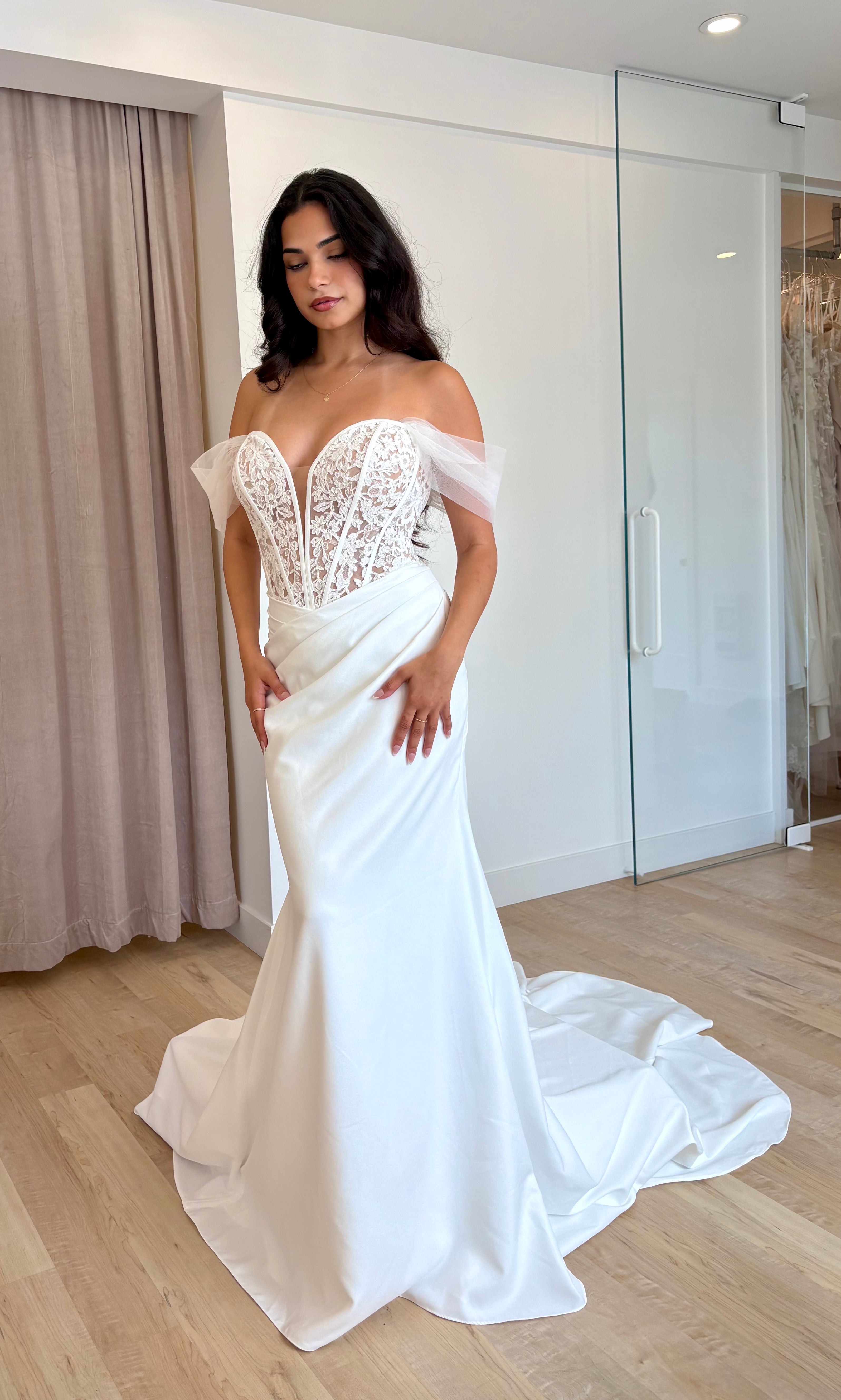 Nadine - robe de mariée coupe ajustée en crêpe avec haut de style corset en dentelle sans perle Nadine - robe de mariée coupe ajustée en crêpe avec haut de style corset en dentelle sans perle