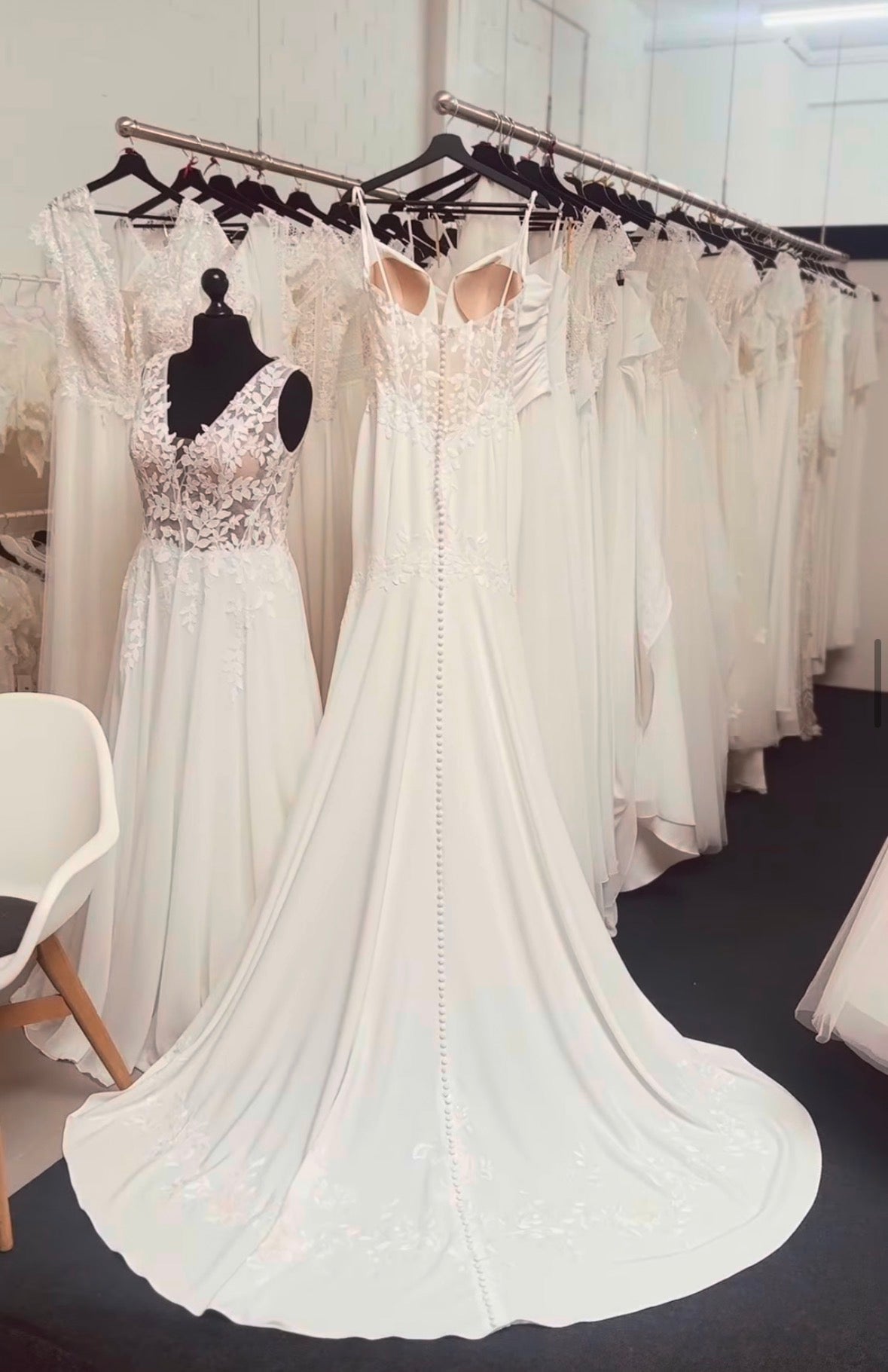 Giulia - robe de mariée coupe ajustée en crêpe à bretelles fines et accents de dentelle Giulia - robe de mariée coupe ajustée en crêpe à bretelles fines et accents de dentelle