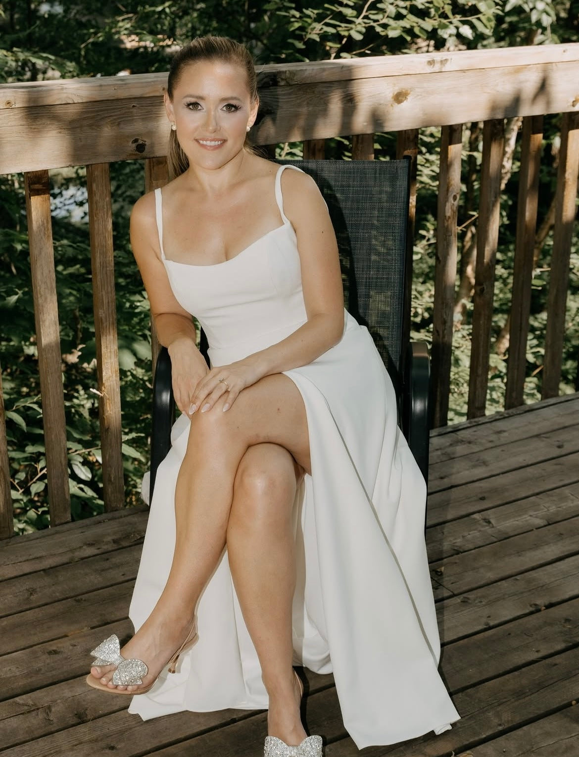 Romie - robe de mariée moderne et épurée à encolure carré et ouvertures transparentes sur les côtés Romie - robe de mariée moderne et épurée à encolure carré et ouvertures transparentes sur les côtés