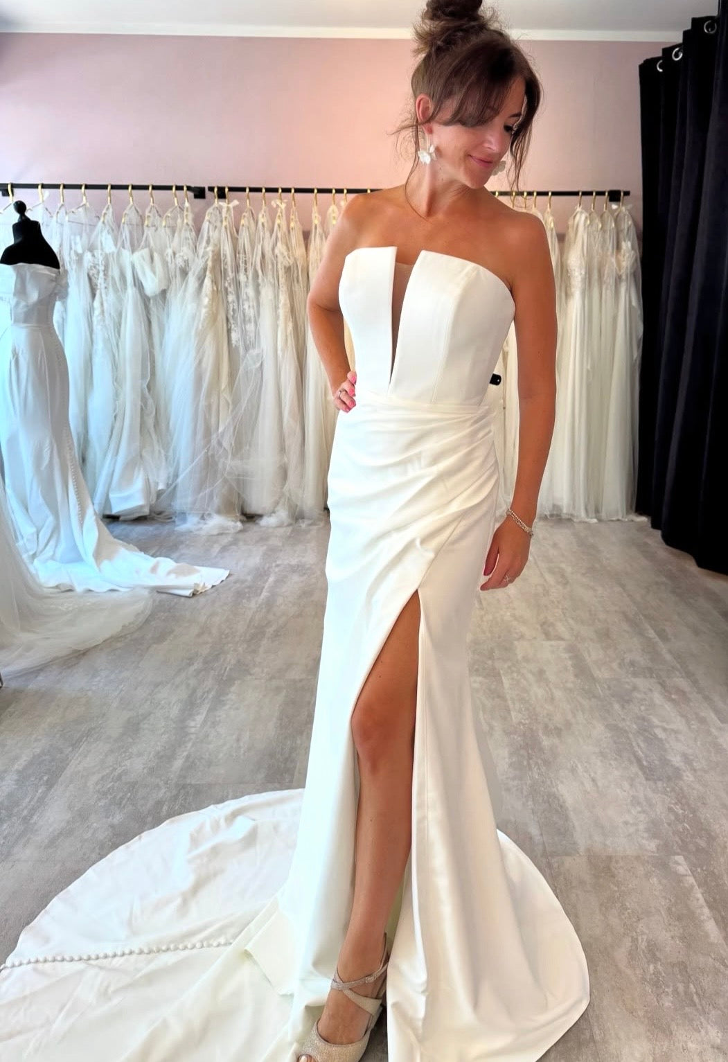 Skye - robe de mariée moderne ajustée et épurée à encolure carré sans bretelles avec fente à la jambe Skye - robe de mariée moderne ajustée et épurée à encolure carré sans bretelles avec fente à la jambe