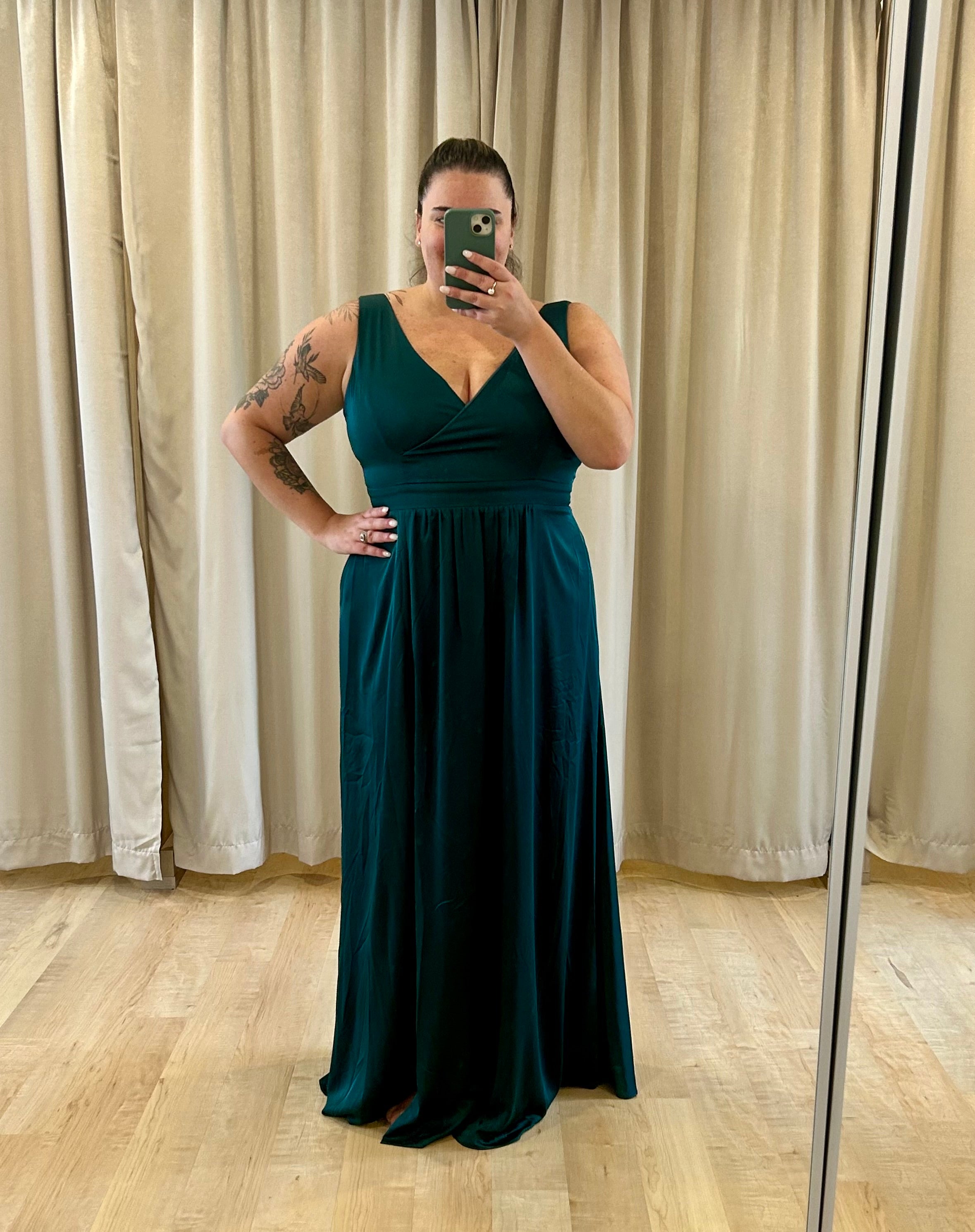 Yamila - robe longue en tissus satiné avec décolleté, poches, bretelles larges et jambe fendue Yamila - robe longue en tissus satiné avec décolleté, poches, bretelles larges et jambe fendue