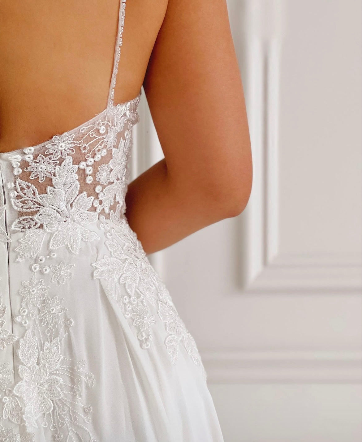 Celeste - robe longue avec jupe en chiffon et haut brodé dentelle avec brillants avec bretelles fines Celeste - robe longue avec jupe en chiffon et haut brodé dentelle avec brillants avec bretelles fines