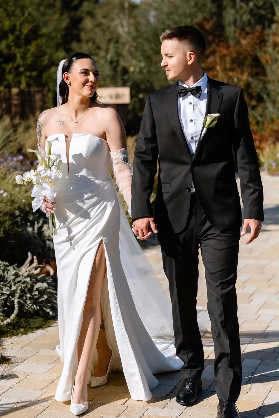 Skye - robe de mariée moderne ajustée et épurée à encolure carré plongeante sans bretelles avec fente à la jambe Skye - robe de mariée moderne ajustée et épurée à encolure carré plongeante sans bretelles avec fente à la jambe