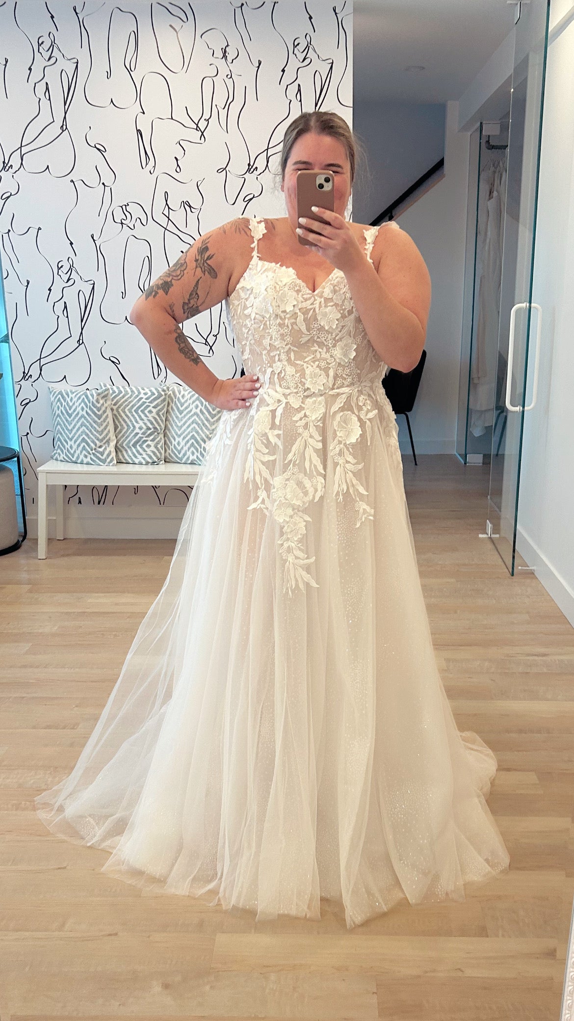 Dalida - robe de mariée en tulle brodée et dos ouvert avec jambe fendue Dalida - robe de mariée en tulle brodée et dos ouvert avec jambe fendue