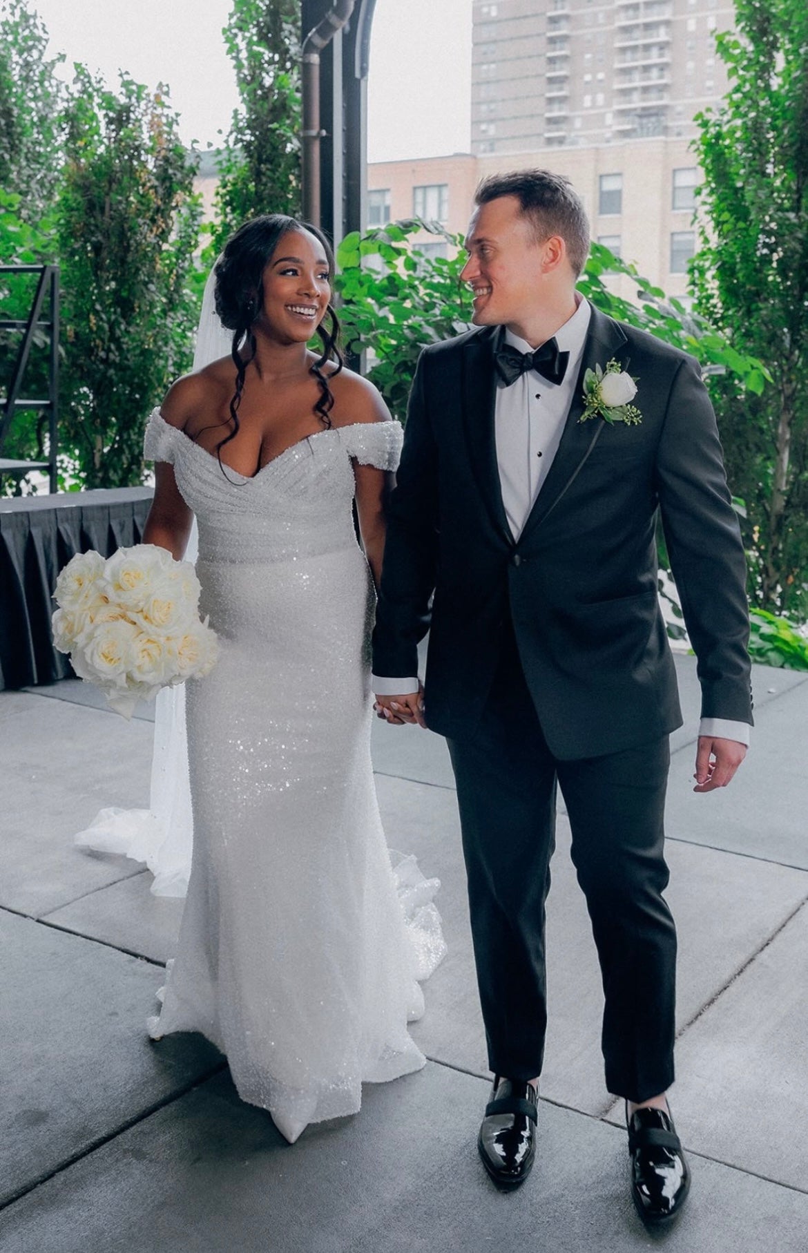 Cardea - robe de mariée ajustée glam en brillant à épaules dénudées Cardea - robe de mariée ajustée glam en brillant à épaules dénudées