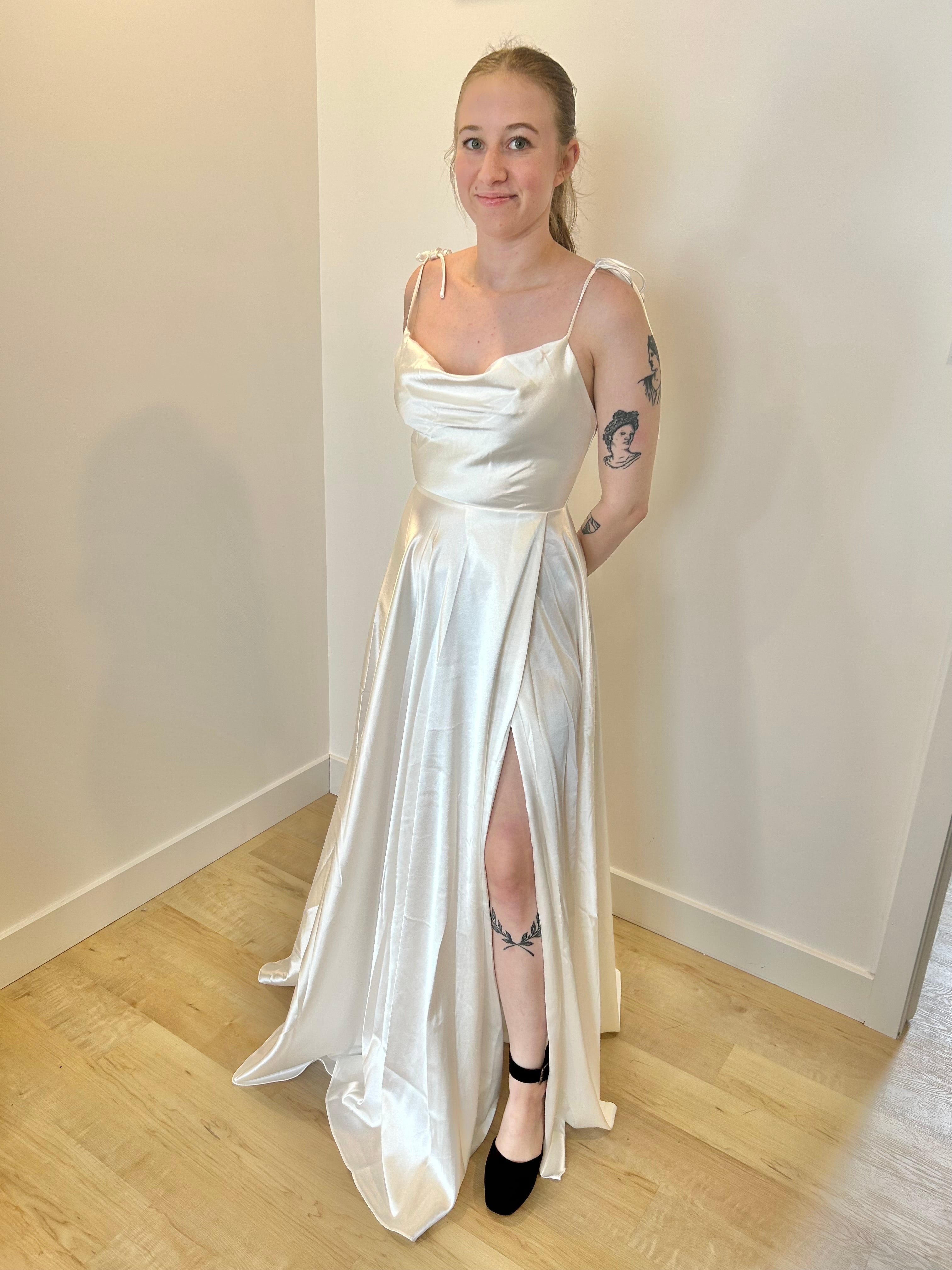 Beliza - robe longue en tissus satiné avec décolleté baveux et bretelles à nouer Beliza - robe longue en tissus satiné avec décolleté baveux et bretelles à nouer