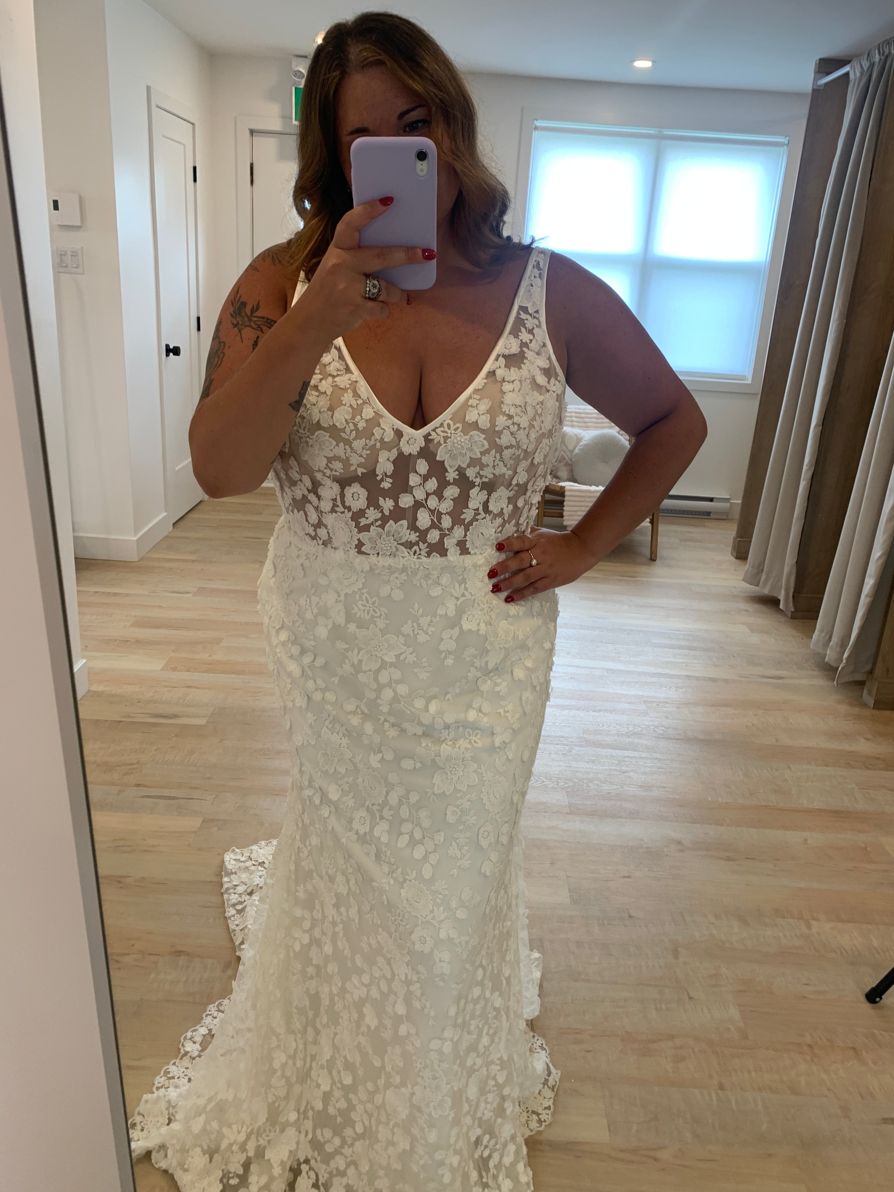*EXCLUSIVITÉ* Joni *taille plus*- robe de mariée luxueuse de coupe ajustée, sans manches, en dentelle 3D *EXCLUSIVITÉ* Joni *taille plus*- robe de mariée luxueuse de coupe ajustée, sans manches, en dentelle 3D