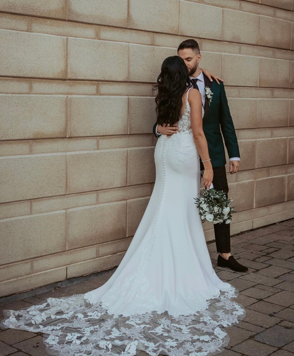 *EXCLUSIVITÉ* Tammy - robe de mariée coupe ajustée sans manches avec bas en crêpe et traîne en dentelle florale *EXCLUSIVITÉ* Tammy - robe de mariée coupe ajustée sans manches avec bas en crêpe et traîne en dentelle florale