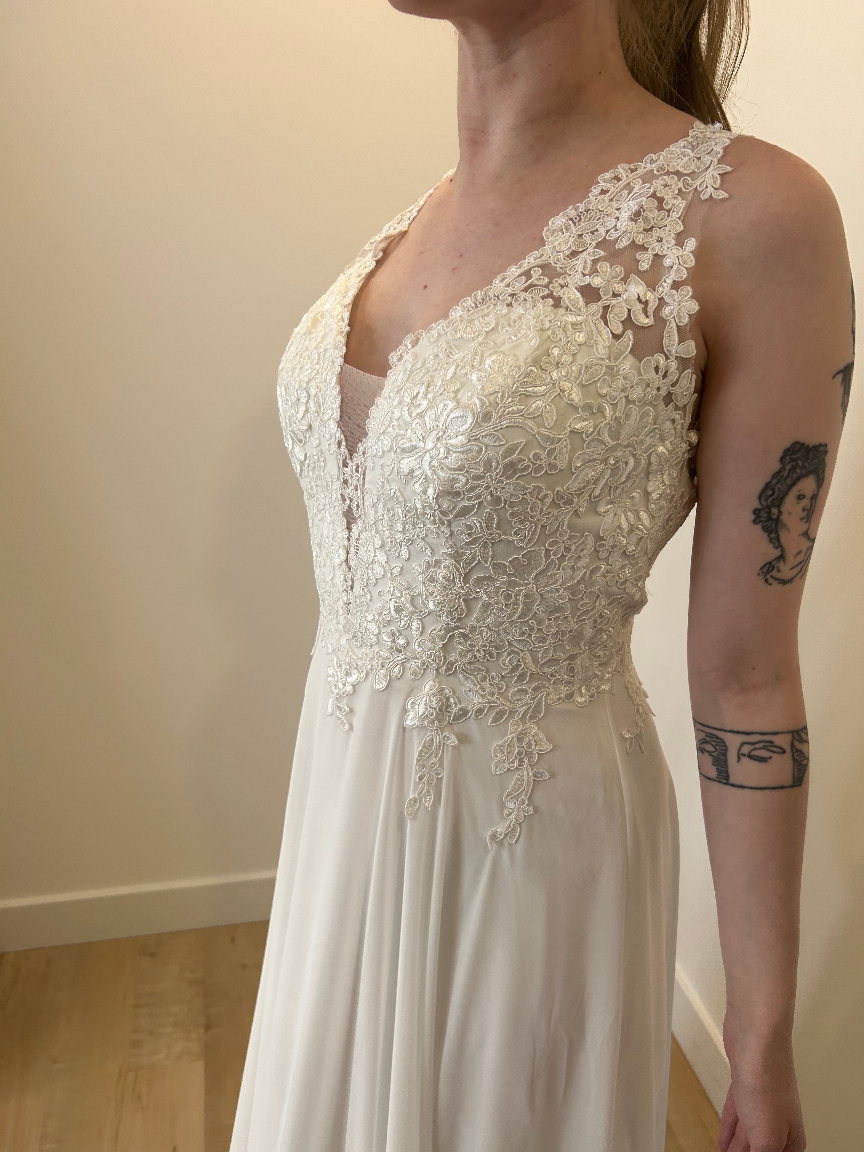 Diana - robe de mariée simple en dentelle et chiffon Diana - robe de mariée simple en dentelle et chiffon