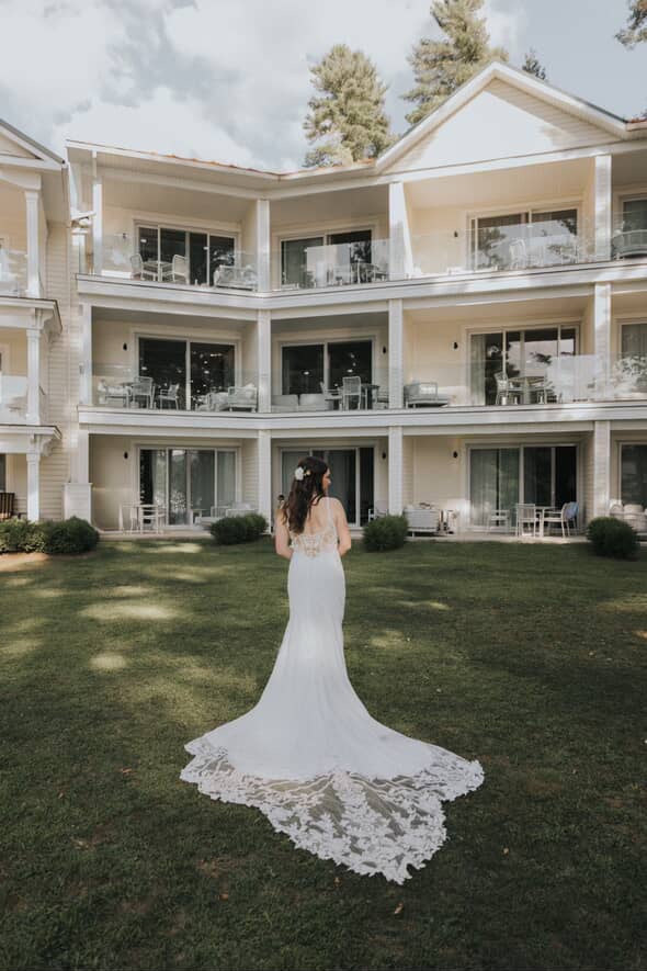 Ivy - robe de mariée haut de gamme de coupe ajustée sans manches avec bas en crêpe Ivy - robe de mariée haut de gamme de coupe ajustée sans manches avec bas en crêpe