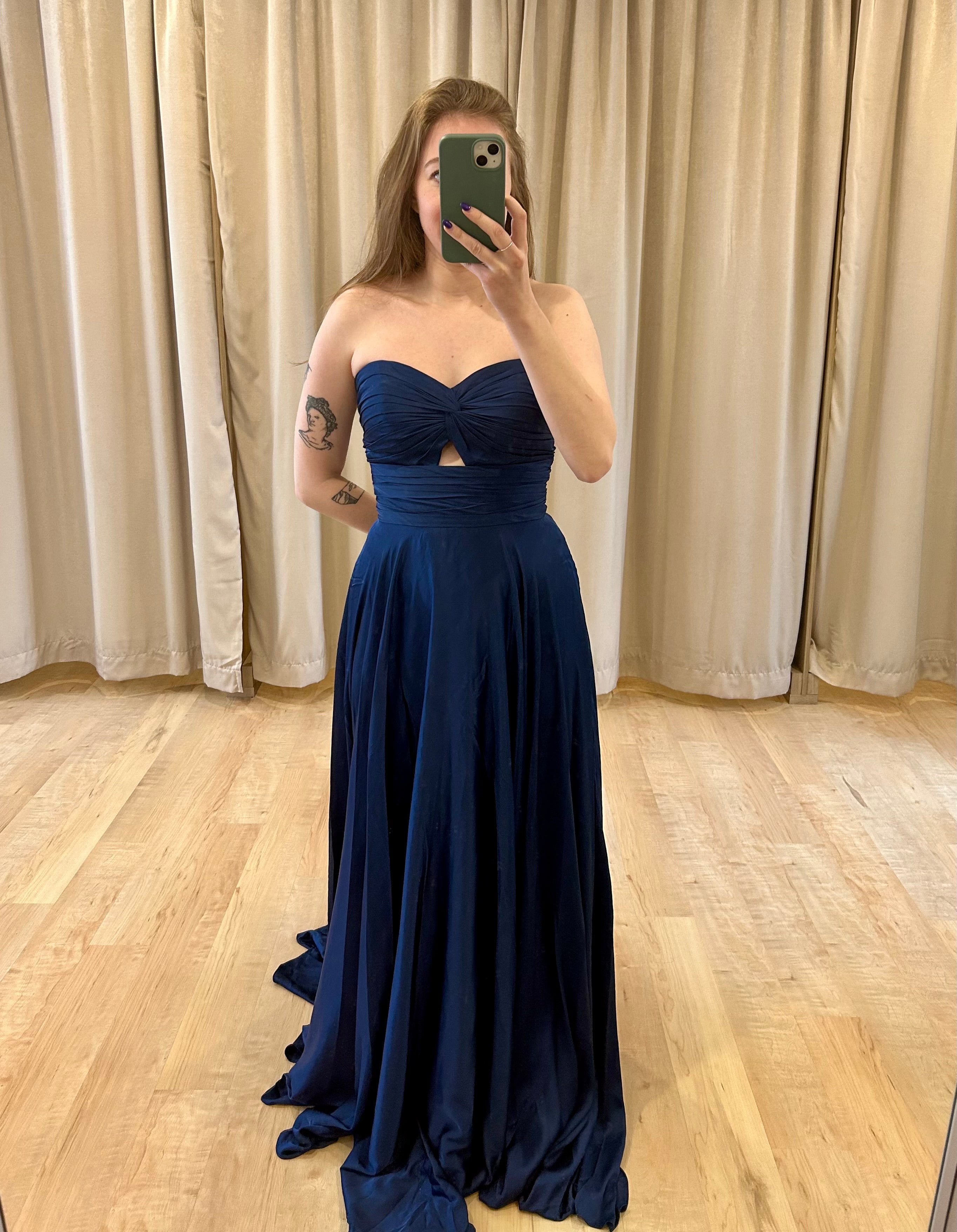 Weston *tailles 4 à 14* - robe longue en tissus satiné avec bustier en coeur et cut-out à l'avant Weston *tailles 4 à 14* - robe longue en tissus satiné avec bustier en coeur et cut-out à l'avant