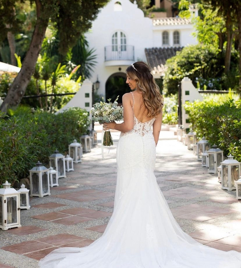 Natalia - robe de mariée sexy et audacieuse de coupe ajustée en dentelle luxueuse et dos ouvert en V Natalia - robe de mariée sexy et audacieuse de coupe ajustée en dentelle luxueuse et dos ouvert en V