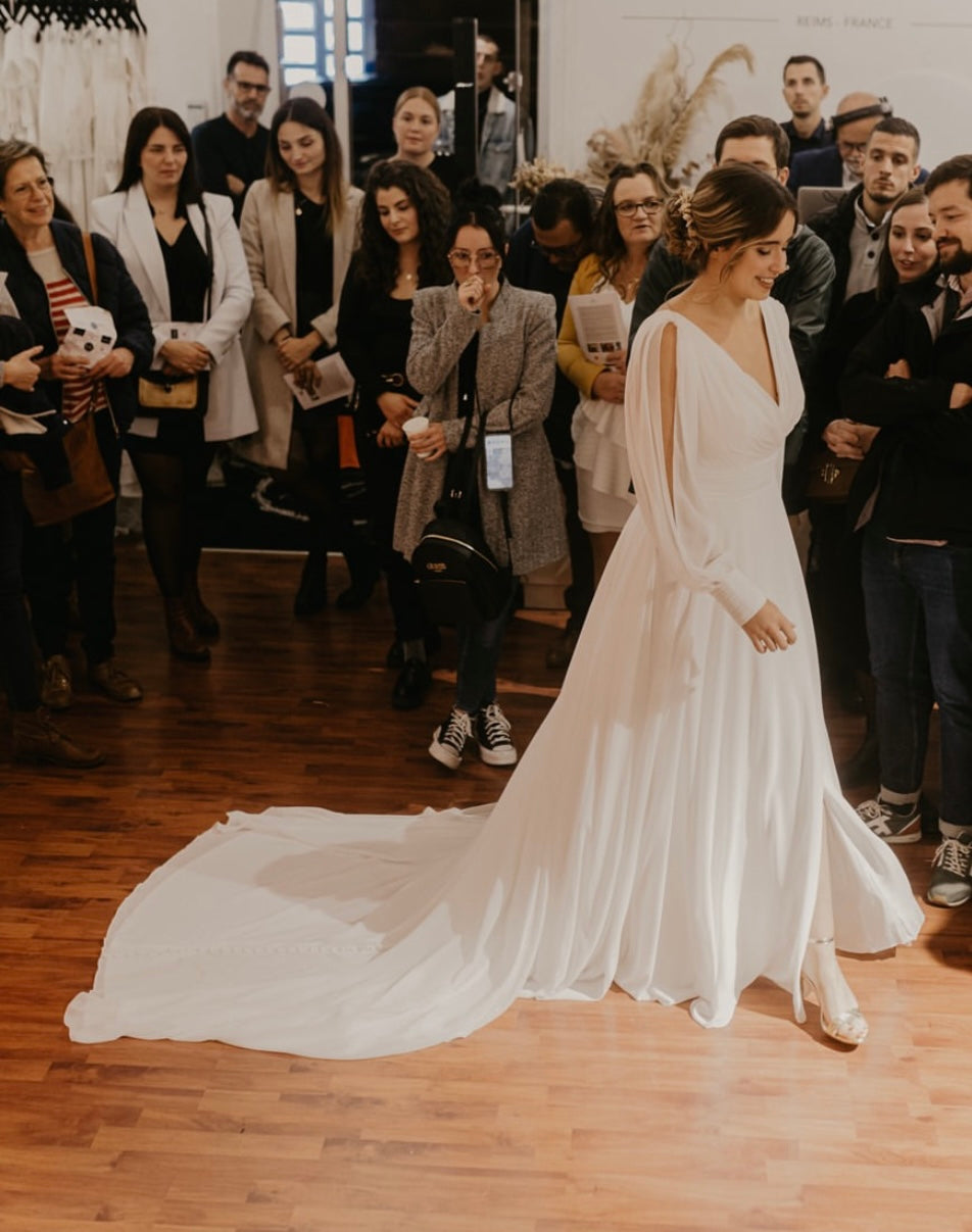 Kate *taille plus* - robe de mariée moderne ligne A avec manches bouffantes en chiffon et dos ouvert en V Kate *taille plus* - robe de mariée moderne ligne A avec manches bouffantes en chiffon et dos ouvert en V