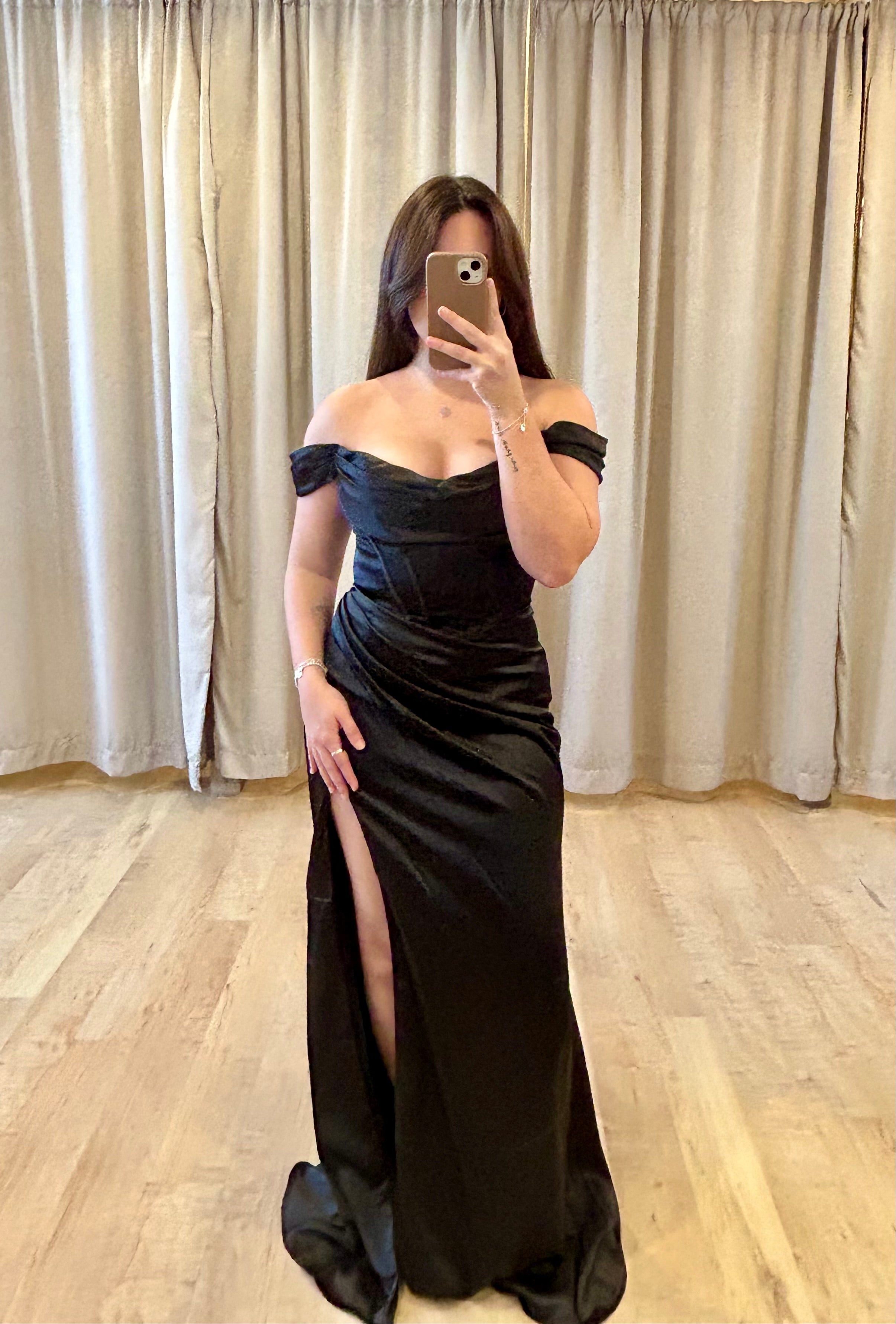 Winslet - robe de soirée sexy en tissus satiné avec haut de style corset et jambe fendue Winslet - robe de soirée sexy en tissus satiné avec haut de style corset et jambe fendue