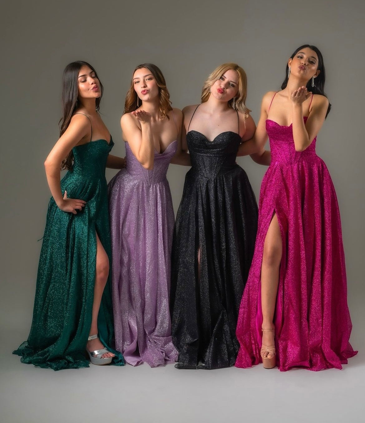 Emmetth - robe longue en tissus brillant à encolure droite de style corset et dos lacé Emmetth - robe longue en tissus brillant à encolure droite de style corset et dos lacé