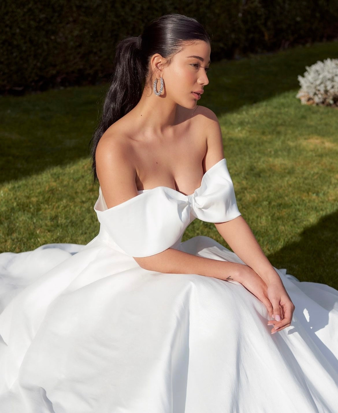* EXCLUSIVITÉ * Bowton - robe de mariée moderne et classique à bustier off shoulders à boucle statement en tissus satiné avec jupe ample * EXCLUSIVITÉ * Bowton - robe de mariée moderne et classique à bustier off shoulders à boucle statement en tissus satiné avec jupe ample