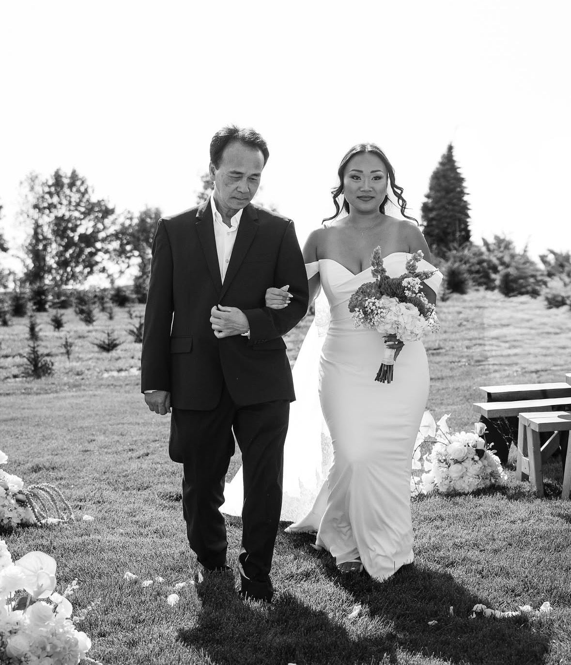 Grigio - robe de mariée ajustée en crêpe extensible avec bretelles off soulders amovibles Grigio - robe de mariée ajustée en crêpe extensible avec bretelles off soulders amovibles